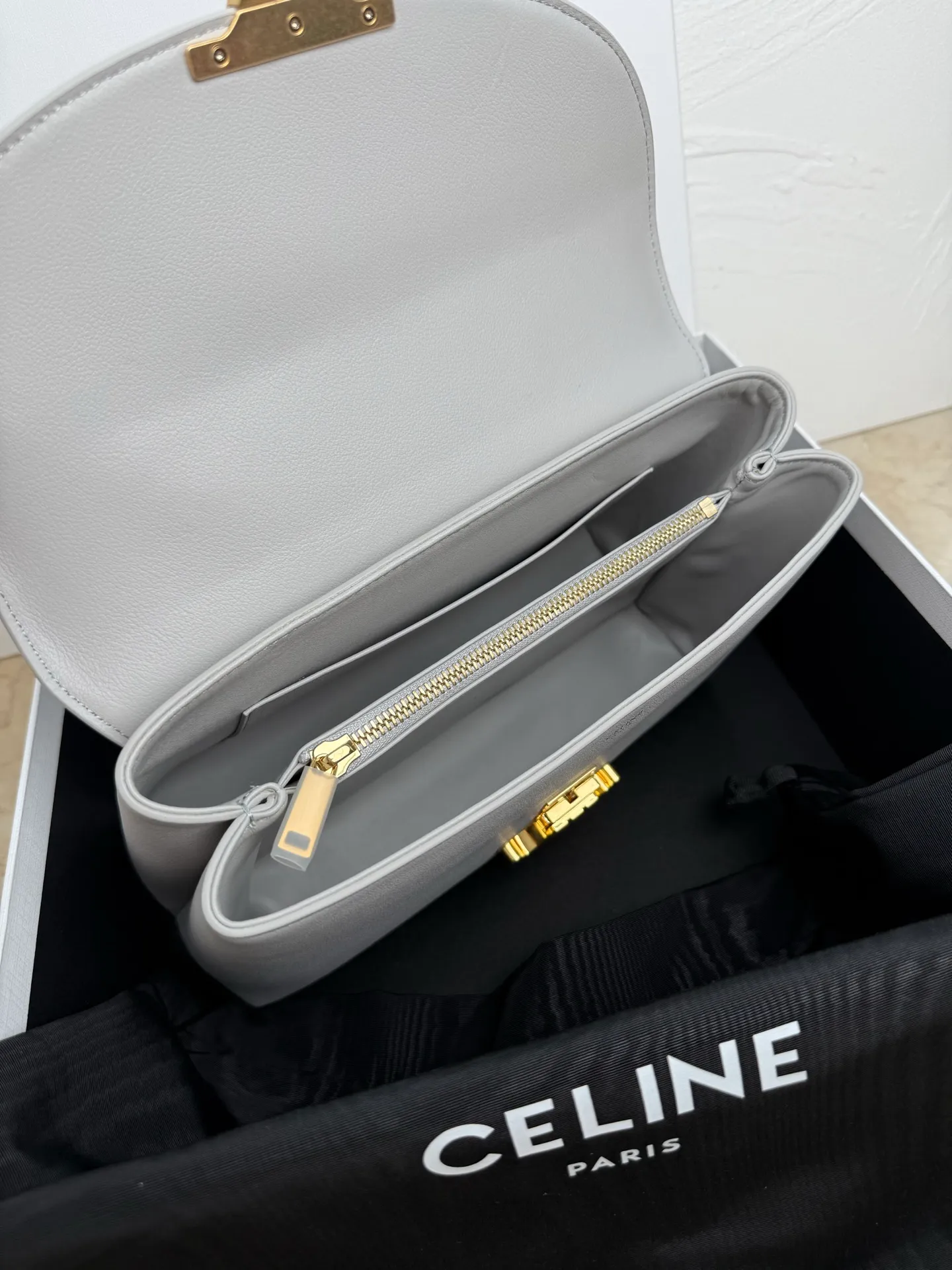 p1760 New product launched 🅰️🅰️CE Arc de Triomphe kelly handbag 👜 New Arc de Triomphe storage bag full of high-end feel! The simple and exquisite silhouette presents a capable style and pure aesthetics. Whether it is calm black, low-key brown or soft pink, it all exudes an unparalleled sense of luxury❤️ The lines of kelly's classic shape are simple and elegant, without unnecessary decoration, showing the aesthetic charm🫶🏻 Style No.: 188836 Color: Gray Size: 25.5x18.5x10