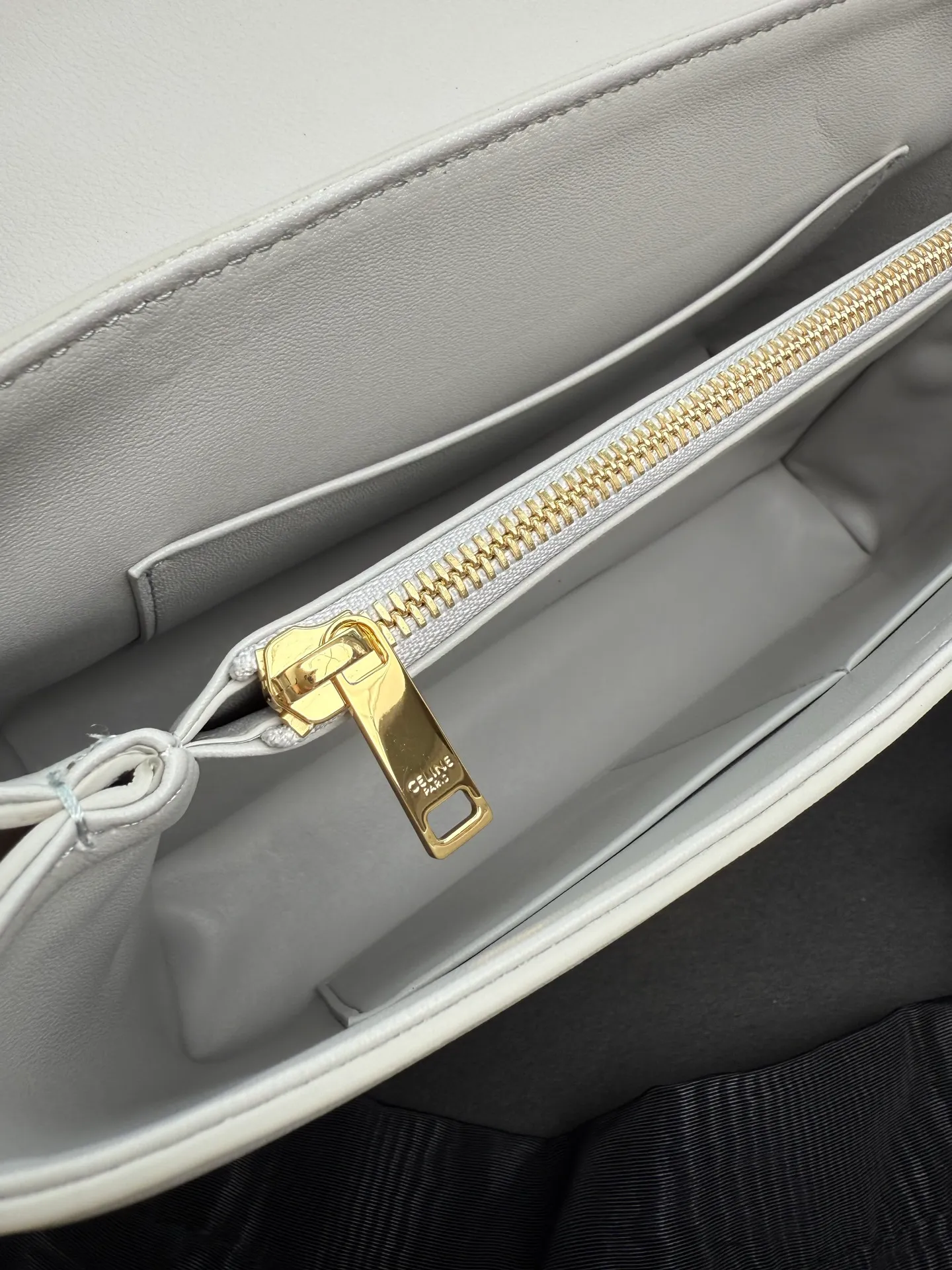 p1760 New product launched 🅰️🅰️CE Arc de Triomphe kelly handbag 👜 New Arc de Triomphe storage bag full of high-end feel! The simple and exquisite silhouette presents a capable style and pure aesthetics. Whether it is calm black, low-key brown or soft pink, it all exudes an unparalleled sense of luxury❤️ The lines of kelly's classic shape are simple and elegant, without unnecessary decoration, showing the aesthetic charm🫶🏻 Style No.: 188836 Color: Gray Size: 25.5x18.5x10