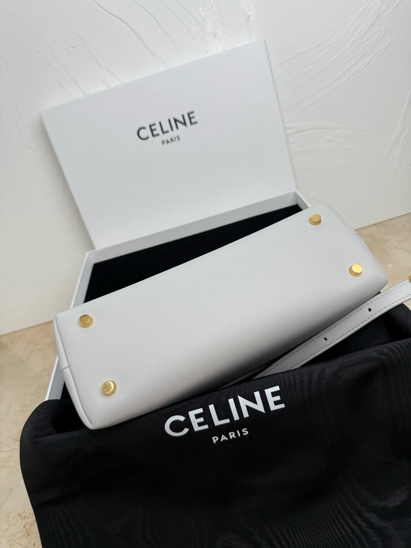 p1760 New product launched 🅰️🅰️CE Arc de Triomphe kelly handbag 👜 New Arc de Triomphe storage bag full of high-end feel! The simple and exquisite silhouette presents a capable style and pure aesthetics. Whether it is calm black, low-key brown or soft pink, it all exudes an unparalleled sense of luxury❤️ The lines of kelly's classic shape are simple and elegant, without unnecessary decoration, showing the aesthetic charm🫶🏻 Style No.: 188836 Color: Gray Size: 25.5x18.5x10