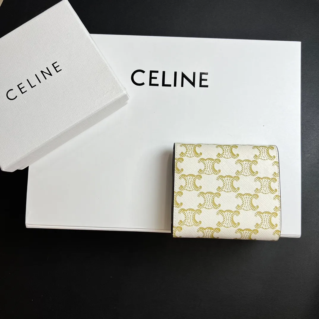 💰150 💎 Top quality white flower ❤️ 𝗖𝗘𝗟𝗜𝗡𝗘 Arc de Triomphe tri-fold wallet 🇫🇷 # Two-layer cowhide, non-transfer‼ ️ Exclusive real shot of CELINE. There is no color difference in the picture. The details are exactly the same. It is a small item that enhances taste. It is a classic and popular model. It is good-looking and easy to use. It is compact and portable. All kinds of bank cards and ID documents are easy to throw around. You no longer have to worry about finding the daily essential items. 7 card slots, 1 small card pocket, 1 banknote slot. As the saying goes, although the sparrow is small, it has all the essentials~ The wallet can be used for a long time, no loss or loss. The high-end packaging is also a face-saving gift. Chongchong No.: 10D782CQ 10D783 10782 Size: w10.5×9×3cm.