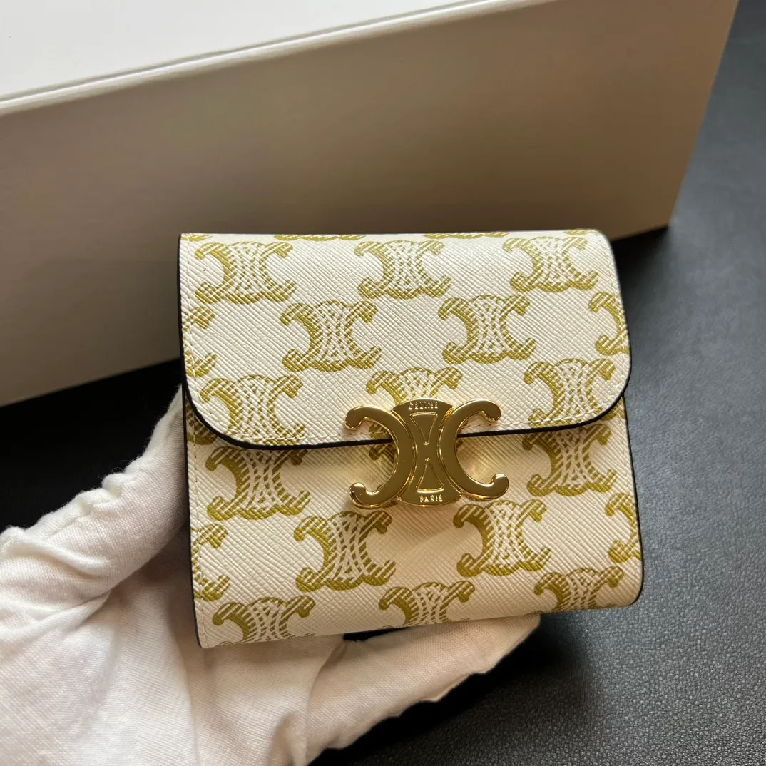 💰150 💎 Top quality white flower ❤️ 𝗖𝗘𝗟𝗜𝗡𝗘 Arc de Triomphe tri-fold wallet 🇫🇷 # Two-layer cowhide, non-transfer‼ ️ Exclusive real shot of CELINE. There is no color difference in the picture. The details are exactly the same. It is a small item that enhances taste. It is a classic and popular model. It is good-looking and easy to use. It is compact and portable. All kinds of bank cards and ID documents are easy to throw around. You no longer have to worry about finding the daily essential items. 7 card slots, 1 small card pocket, 1 banknote slot. As the saying goes, although the sparrow is small, it has all the essentials~ The wallet can be used for a long time, no loss or loss. The high-end packaging is also a face-saving gift. Chongchong No.: 10D782CQ 10D783 10782 Size: w10.5×9×3cm.