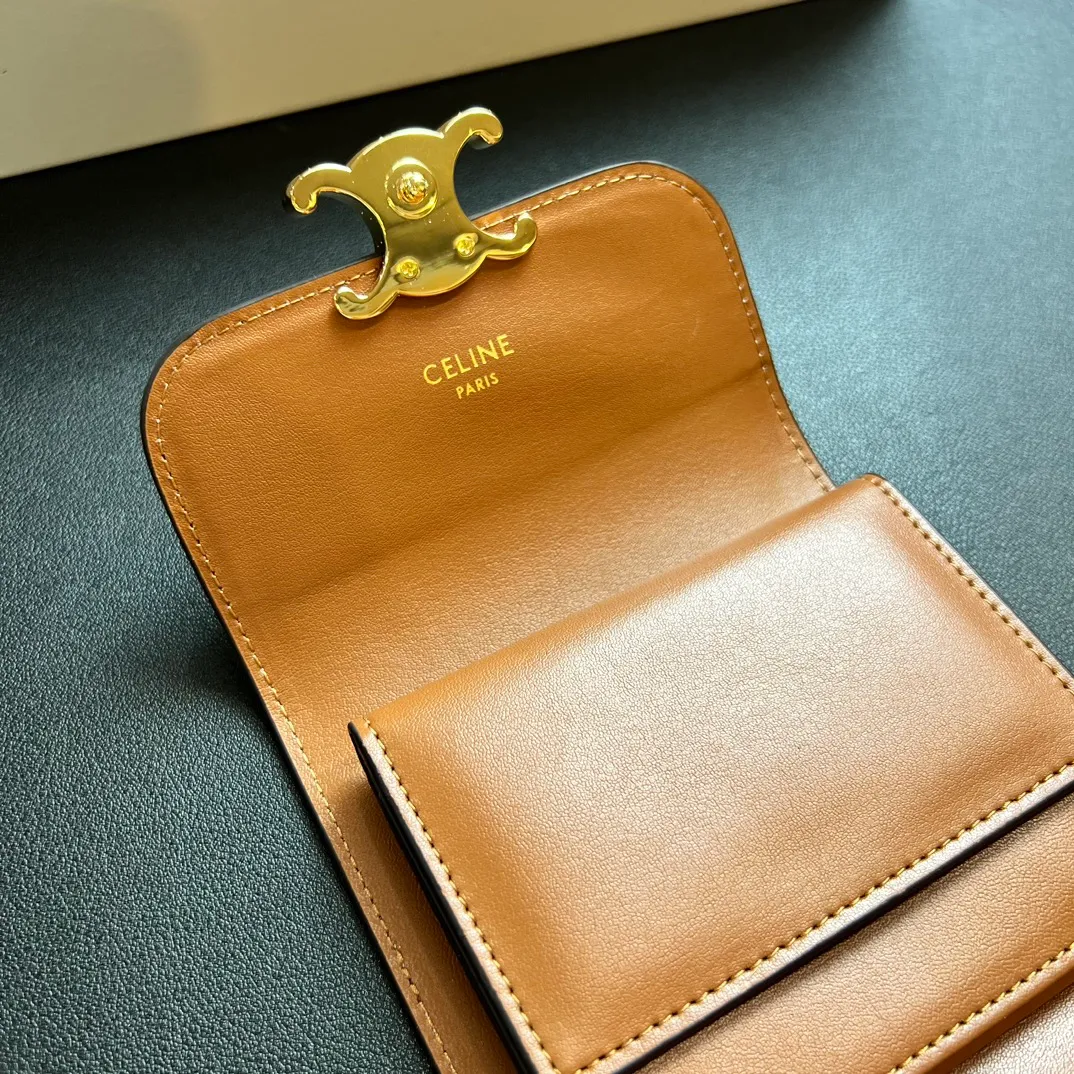 💰150 💎 Top quality white flower ❤️ 𝗖𝗘𝗟𝗜𝗡𝗘 Arc de Triomphe tri-fold wallet 🇫🇷 # Two-layer cowhide, non-transfer‼ ️ Exclusive real shot of CELINE. There is no color difference in the picture. The details are exactly the same. It is a small item that enhances taste. It is a classic and popular model. It is good-looking and easy to use. It is compact and portable. All kinds of bank cards and ID documents are easy to throw around. You no longer have to worry about finding the daily essential items. 7 card slots, 1 small card pocket, 1 banknote slot. As the saying goes, although the sparrow is small, it has all the essentials~ The wallet can be used for a long time, no loss or loss. The high-end packaging is also a face-saving gift. Chongchong No.: 10D782CQ 10D783 10782 Size: w10.5×9×3cm.