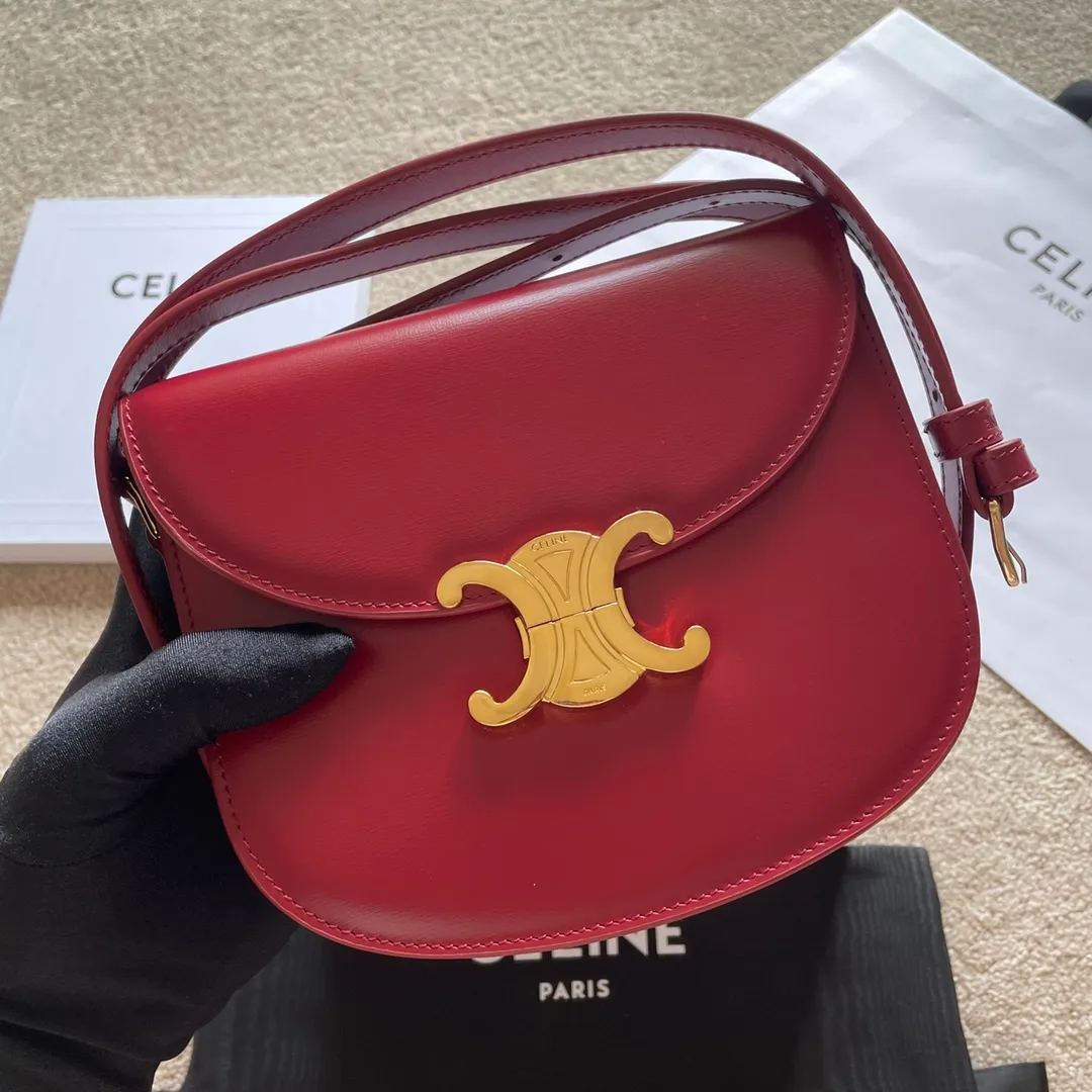 The new TEEN BESACE TRIOMPHE metal lock depicts the iconic style. Glossy cow leather handbag. The bag is made of cow leather. Sheep leather lining. Suitable for crossbody and shoulder carry. Metal TRIOMPHE logo closure. 3 inner compartments. Internal zipper pocket and flat pocket. Model: 110413. Size: 18.5*16*6🌺🌺🌺