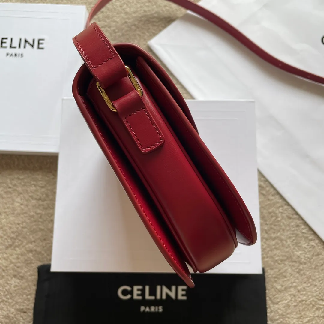 The new TEEN BESACE TRIOMPHE metal lock depicts the iconic style. Glossy cow leather handbag. The bag is made of cow leather. Sheep leather lining. Suitable for crossbody and shoulder carry. Metal TRIOMPHE logo closure. 3 inner compartments. Internal zipper pocket and flat pocket. Model: 110413. Size: 18.5*16*6🌺🌺🌺