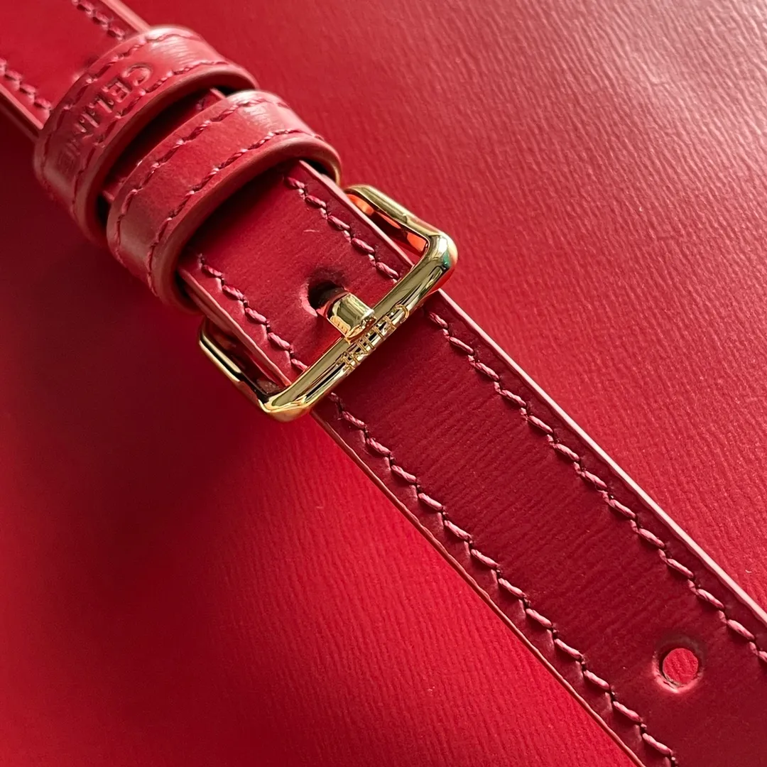 The new TEEN BESACE TRIOMPHE metal lock depicts the iconic style. Glossy cow leather handbag. The bag is made of cow leather. Sheep leather lining. Suitable for crossbody and shoulder carry. Metal TRIOMPHE logo closure. 3 inner compartments. Internal zipper pocket and flat pocket. Model: 110413. Size: 18.5*16*6🌺🌺🌺
