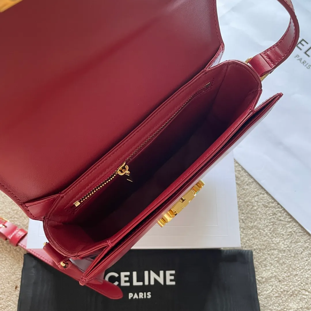 The new TEEN BESACE TRIOMPHE metal lock depicts the iconic style. Glossy cow leather handbag. The bag is made of cow leather. Sheep leather lining. Suitable for crossbody and shoulder carry. Metal TRIOMPHE logo closure. 3 inner compartments. Internal zipper pocket and flat pocket. Model: 110413. Size: 18.5*16*6🌺🌺🌺