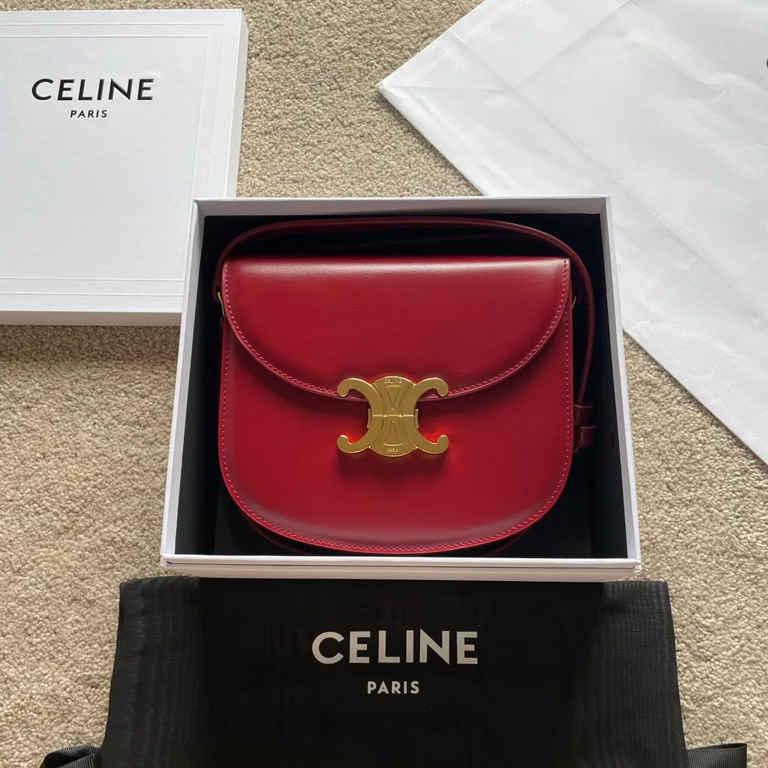 The new TEEN BESACE TRIOMPHE metal lock depicts the iconic style. Glossy cow leather handbag. The bag is made of cow leather. Sheep leather lining. Suitable for crossbody and shoulder carry. Metal TRIOMPHE logo closure. 3 inner compartments. Internal zipper pocket and flat pocket. Model: 110413. Size: 18.5*16*6🌺🌺🌺