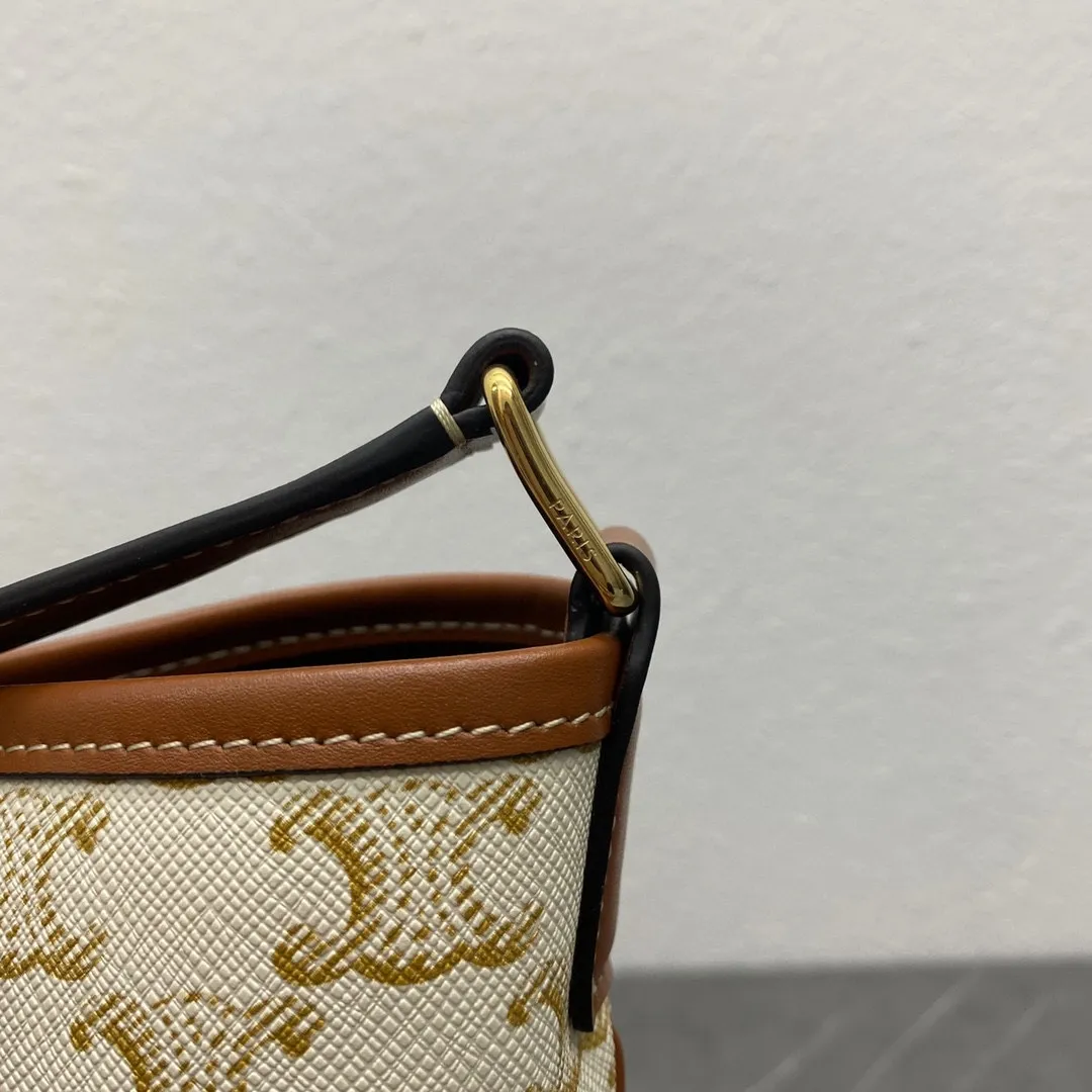 TRIOMPHE FOLCO new spring and summer off-white presbyopic series, still classic, not out of date. Large enough space. The material is wear-resistant. Style number: 191442 off-white, yellow, brown and brown. Small size: bag opening 26×height 22×width 13