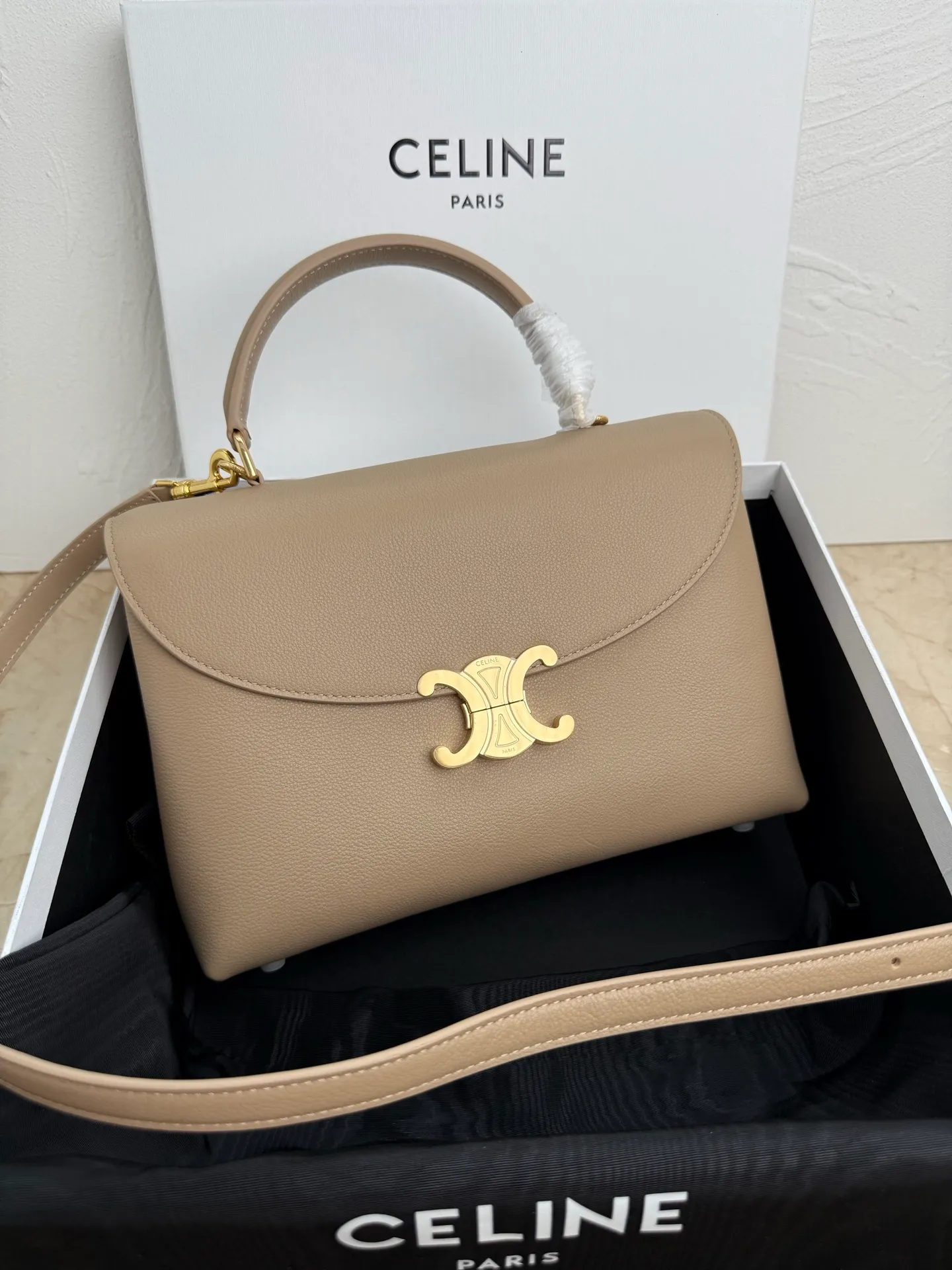 p1760 New product launched 🅰️🅰️CE Arc de Triomphe kelly handbag 👜 New Arc de Triomphe storage bag full of high-end feel! The simple and exquisite silhouette presents a capable style and pure aesthetics. Whether it is calm black, low-key brown or soft pink, it exudes an unparalleled sense of luxury❤️ The lines of kelly's classic shape are simple and elegant, without unnecessary decoration, showing the aesthetic charm🫶🏻 Style number: 188836 Color: apricot Size: 25.5x18.5x10