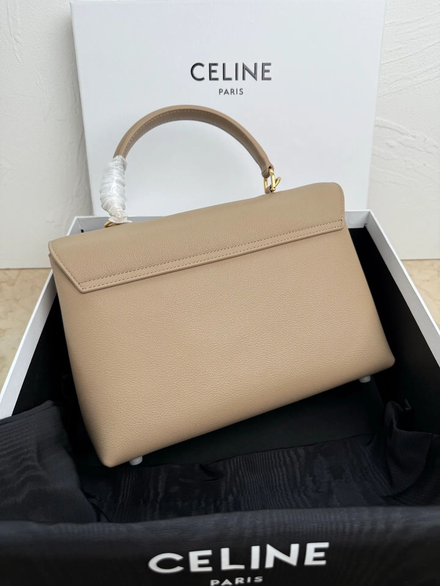 p1760 New product launched 🅰️🅰️CE Arc de Triomphe kelly handbag 👜 New Arc de Triomphe storage bag full of high-end feel! The simple and exquisite silhouette presents a capable style and pure aesthetics. Whether it is calm black, low-key brown or soft pink, it exudes an unparalleled sense of luxury❤️ The lines of kelly's classic shape are simple and elegant, without unnecessary decoration, showing the aesthetic charm🫶🏻 Style number: 188836 Color: apricot Size: 25.5x18.5x10