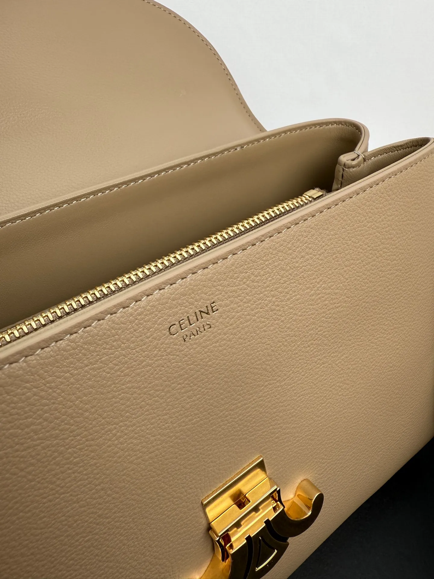 p1760 New product launched 🅰️🅰️CE Arc de Triomphe kelly handbag 👜 New Arc de Triomphe storage bag full of high-end feel! The simple and exquisite silhouette presents a capable style and pure aesthetics. Whether it is calm black, low-key brown or soft pink, it exudes an unparalleled sense of luxury❤️ The lines of kelly's classic shape are simple and elegant, without unnecessary decoration, showing the aesthetic charm🫶🏻 Style number: 188836 Color: apricot Size: 25.5x18.5x10