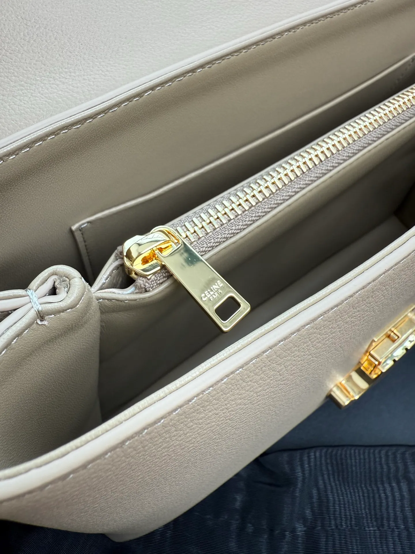 p1760 New product launched 🅰️🅰️CE Arc de Triomphe kelly handbag 👜 New Arc de Triomphe storage bag full of high-end feel! The simple and exquisite silhouette presents a capable style and pure aesthetics. Whether it is calm black, low-key brown or soft pink, it exudes an unparalleled sense of luxury❤️ The lines of kelly's classic shape are simple and elegant, without unnecessary decoration, showing the aesthetic charm🫶🏻 Style number: 188836 Color: apricot Size: 25.5x18.5x10