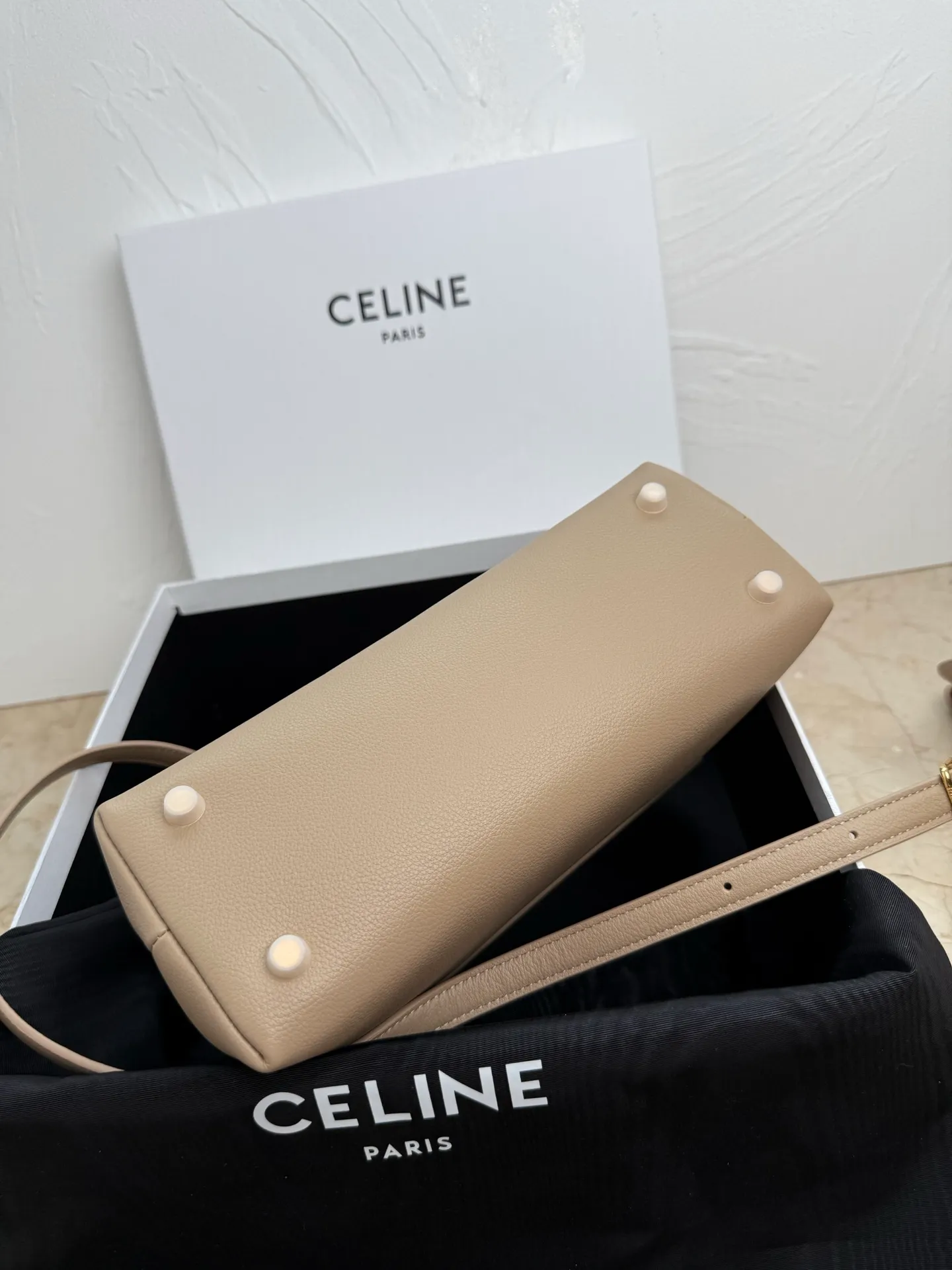 p1760 New product launched 🅰️🅰️CE Arc de Triomphe kelly handbag 👜 New Arc de Triomphe storage bag full of high-end feel! The simple and exquisite silhouette presents a capable style and pure aesthetics. Whether it is calm black, low-key brown or soft pink, it exudes an unparalleled sense of luxury❤️ The lines of kelly's classic shape are simple and elegant, without unnecessary decoration, showing the aesthetic charm🫶🏻 Style number: 188836 Color: apricot Size: 25.5x18.5x10
