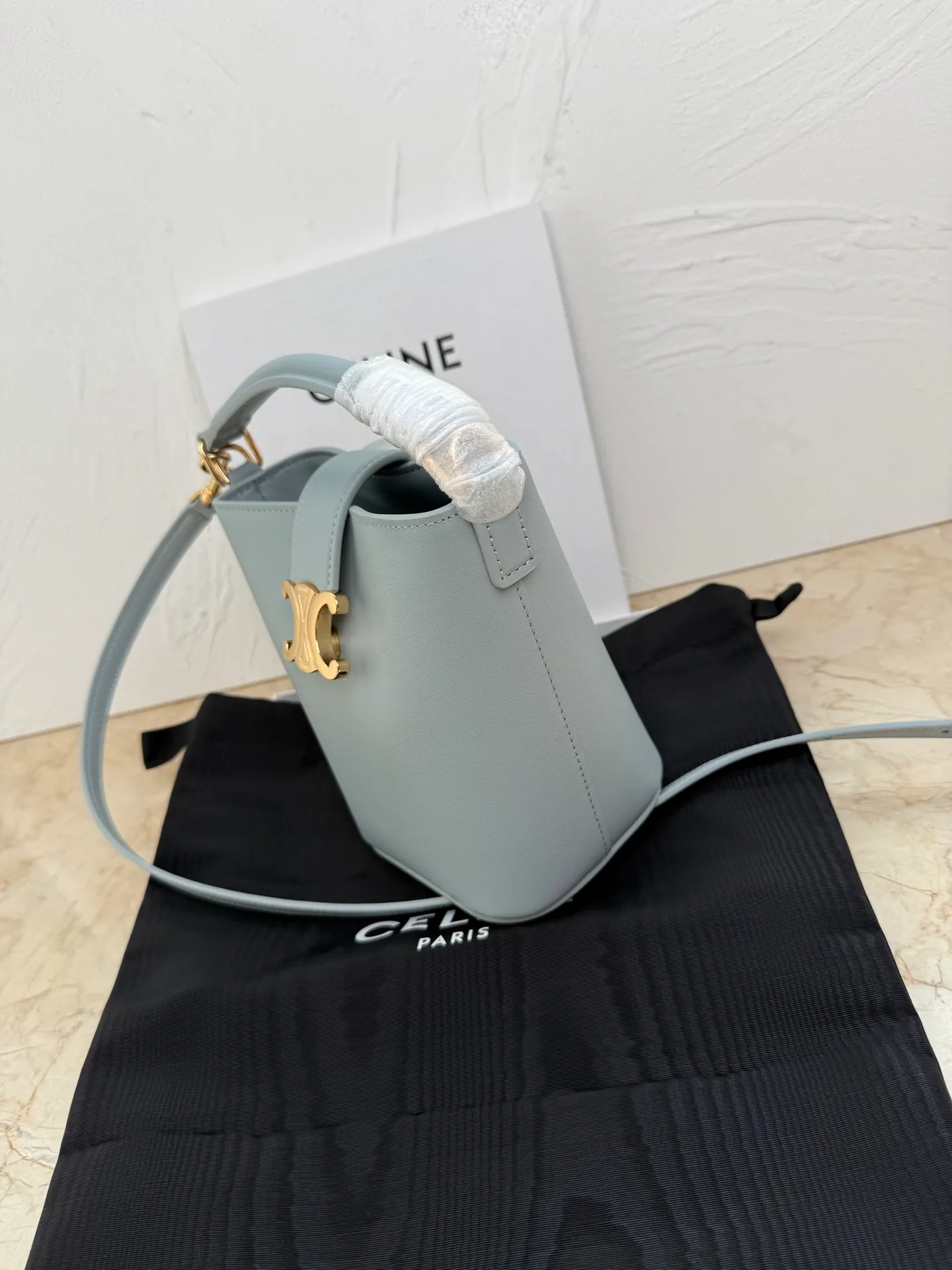 p1400 mini handbag, this model can hold larger smartphone models such as PLUS 5 X 6 X 4 inches (13.5 1 detachable and adjustable shoulder strap, minimum length 17 inches (44 cm), maximum length 23 inches (59 cm) Number: 10N473GHJ.38NO