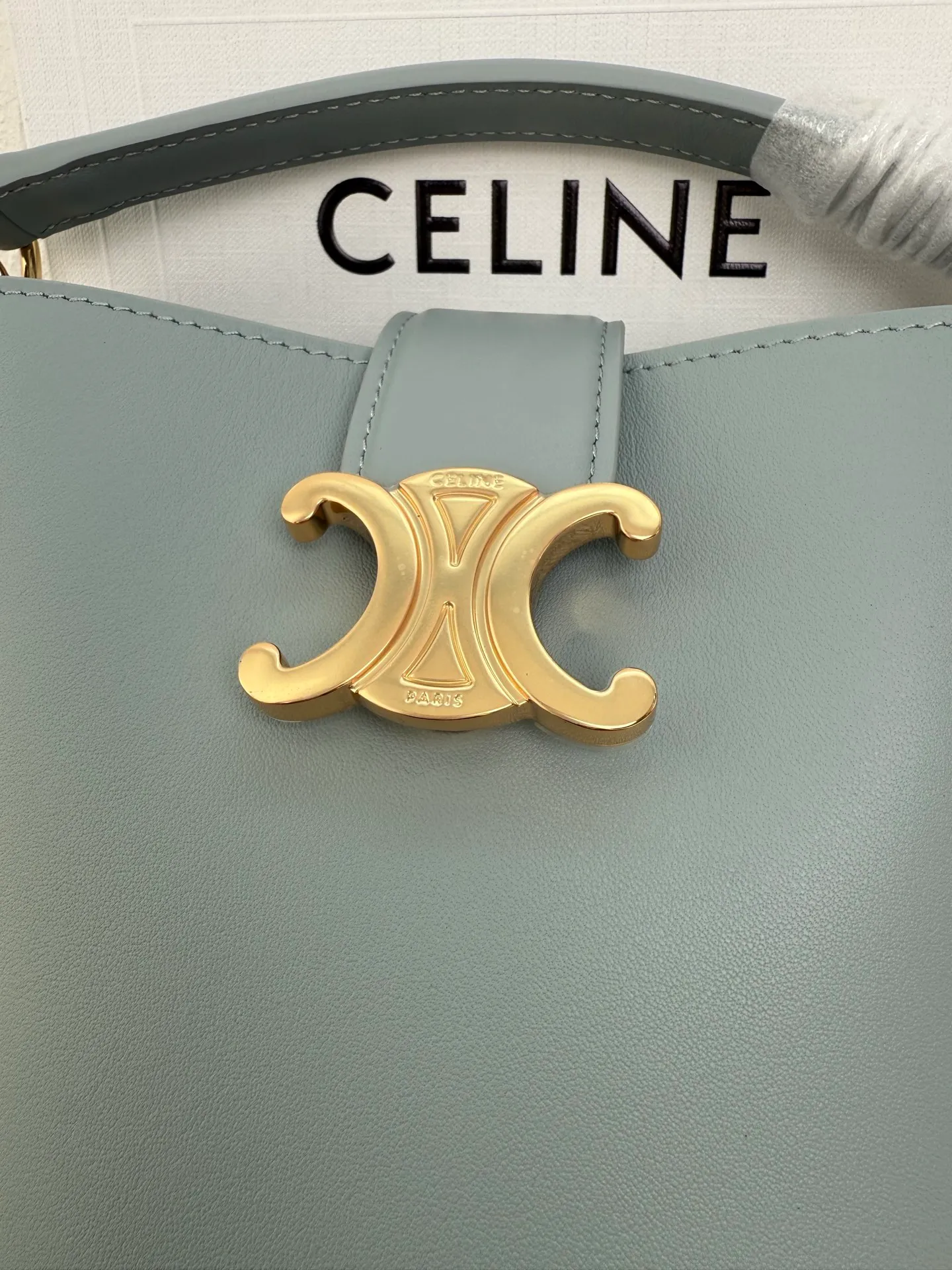 p1400 mini handbag, this model can hold larger smartphone models such as PLUS 5 X 6 X 4 inches (13.5 1 detachable and adjustable shoulder strap, minimum length 17 inches (44 cm), maximum length 23 inches (59 cm) Number: 10N473GHJ.38NO
