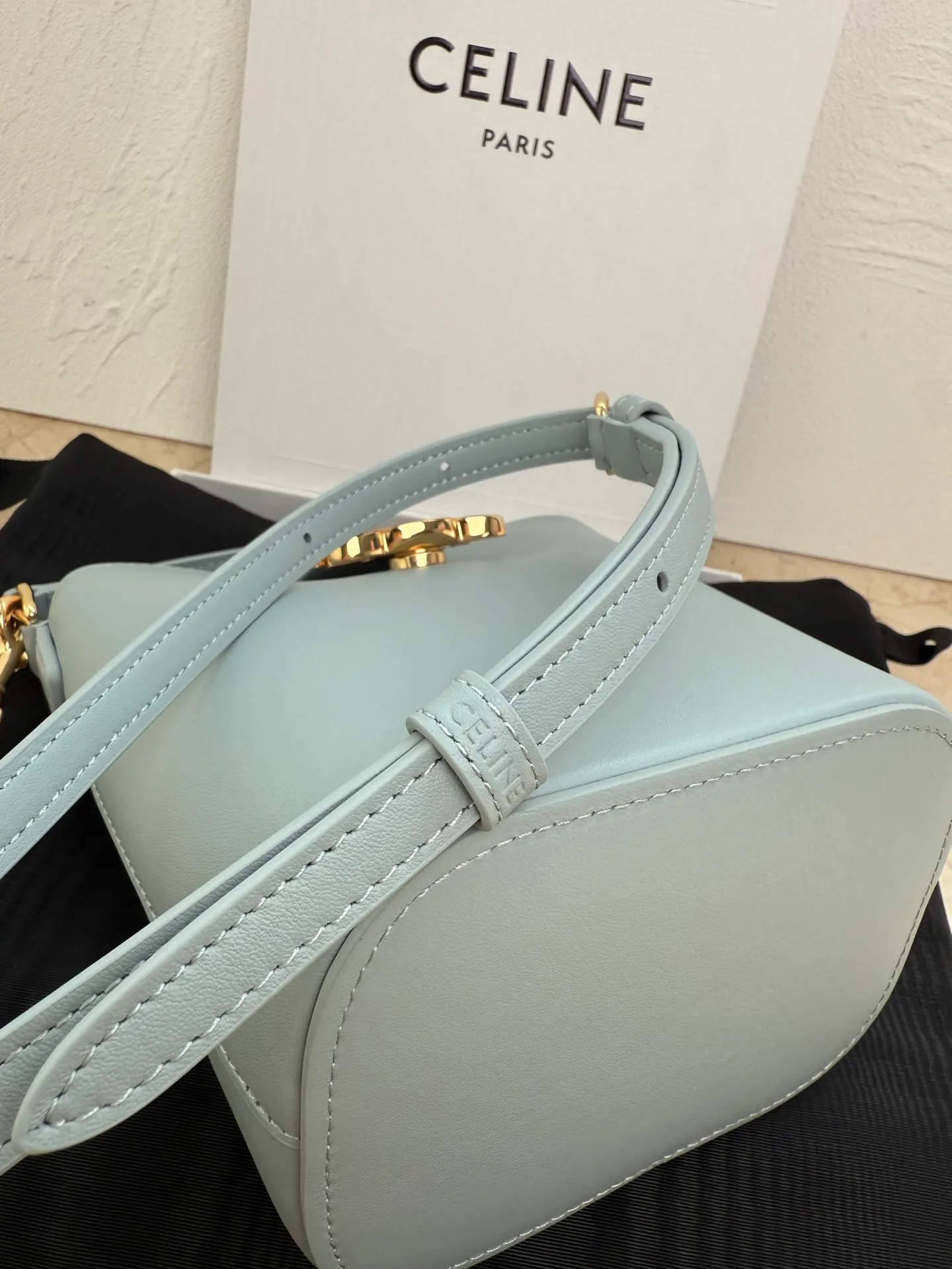 p1400 mini handbag, this model can hold larger smartphone models such as PLUS 5 X 6 X 4 inches (13.5 1 detachable and adjustable shoulder strap, minimum length 17 inches (44 cm), maximum length 23 inches (59 cm) Number: 10N473GHJ.38NO