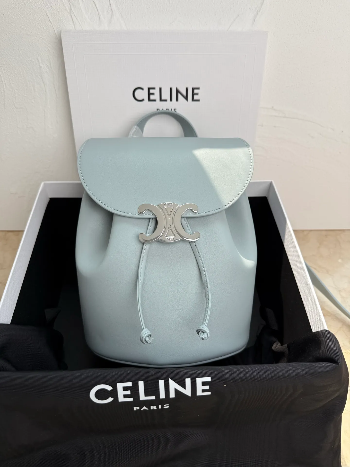 p1700🆕🆕🆕New model shipped, CELINE BONNIE smooth cow leather backpack, sheepskin lining, portable, backpack and single shoulder, TRIOMPHE magnetic buckle, drawstring leather strap, leather handle, length 8cm Adjustable shoulder strap, minimum length 34cm, maximum length 45cm, size: 25x18x13 No.: 118703