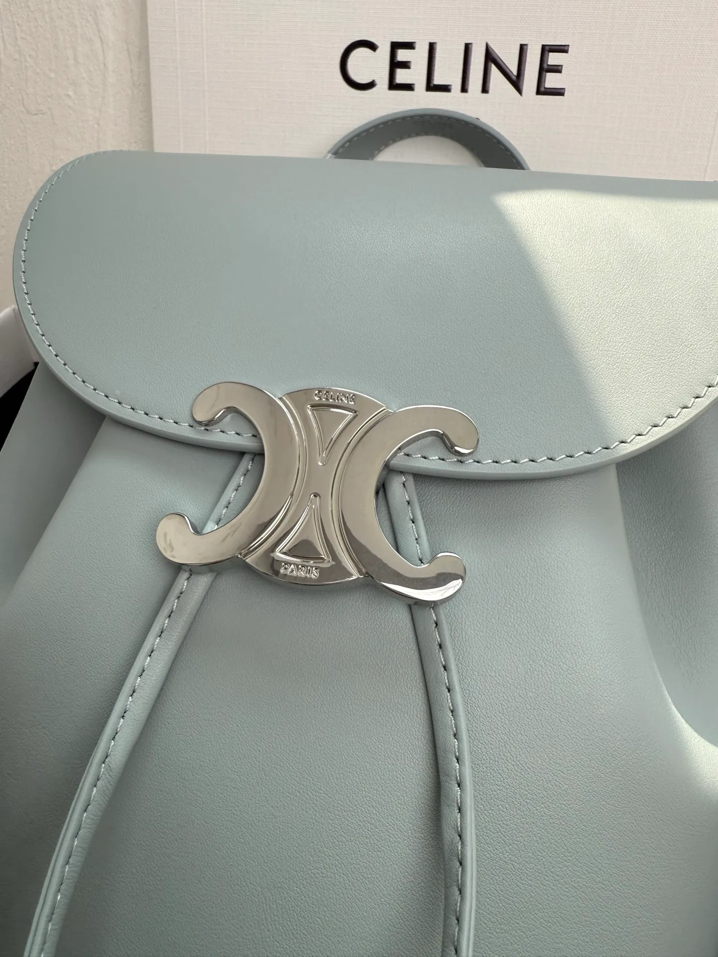 p1700🆕🆕🆕New model shipped, CELINE BONNIE smooth cow leather backpack, sheepskin lining, portable, backpack and single shoulder, TRIOMPHE magnetic buckle, drawstring leather strap, leather handle, length 8cm Adjustable shoulder strap, minimum length 34cm, maximum length 45cm, size: 25x18x13 No.: 118703