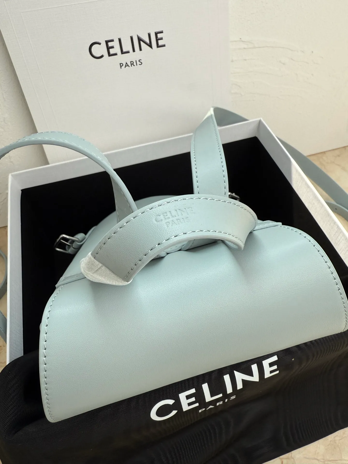 p1700🆕🆕🆕New model shipped, CELINE BONNIE smooth cow leather backpack, sheepskin lining, portable, backpack and single shoulder, TRIOMPHE magnetic buckle, drawstring leather strap, leather handle, length 8cm Adjustable shoulder strap, minimum length 34cm, maximum length 45cm, size: 25x18x13 No.: 118703