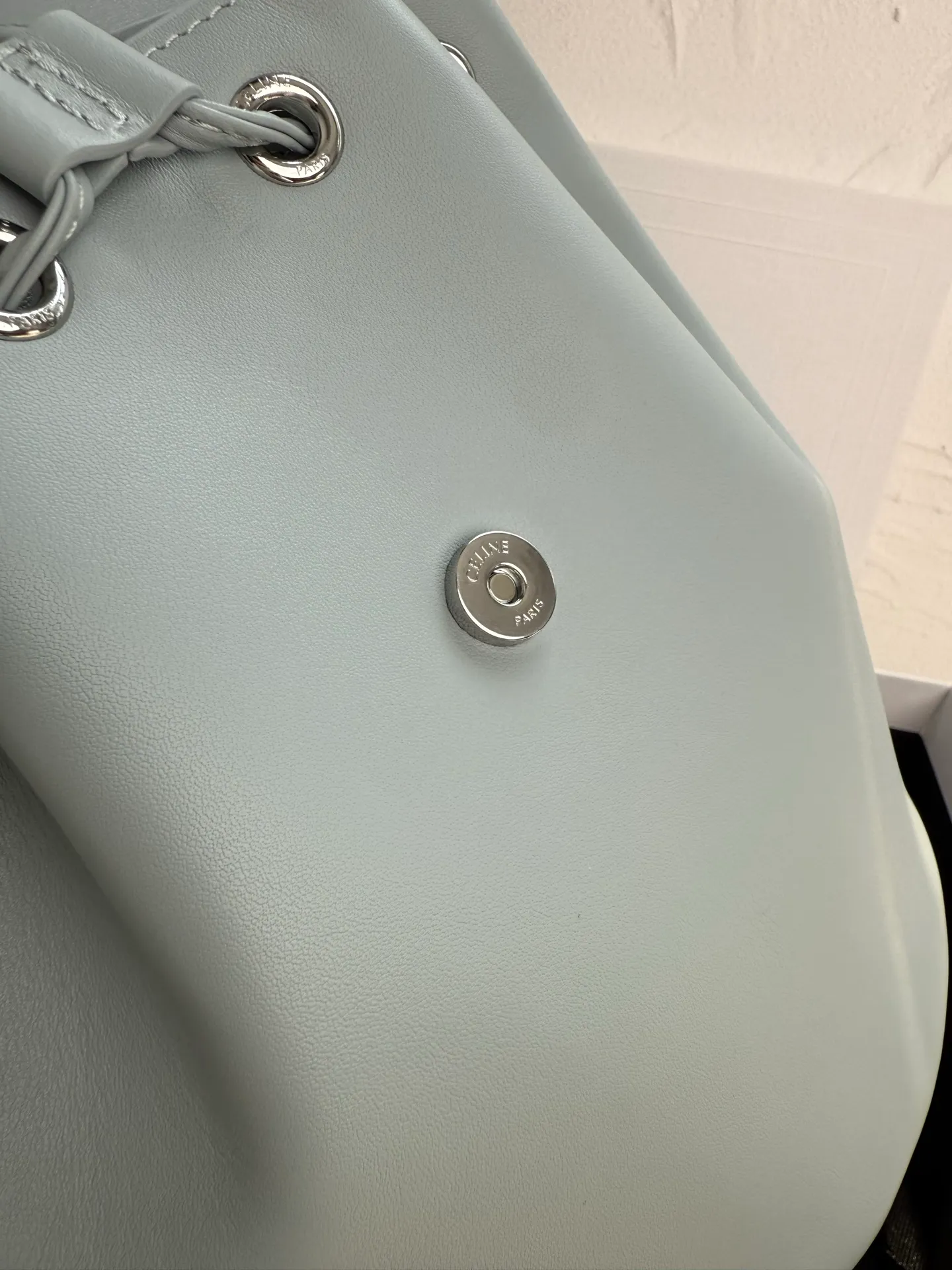 p1700🆕🆕🆕New model shipped, CELINE BONNIE smooth cow leather backpack, sheepskin lining, portable, backpack and single shoulder, TRIOMPHE magnetic buckle, drawstring leather strap, leather handle, length 8cm Adjustable shoulder strap, minimum length 34cm, maximum length 45cm, size: 25x18x13 No.: 118703