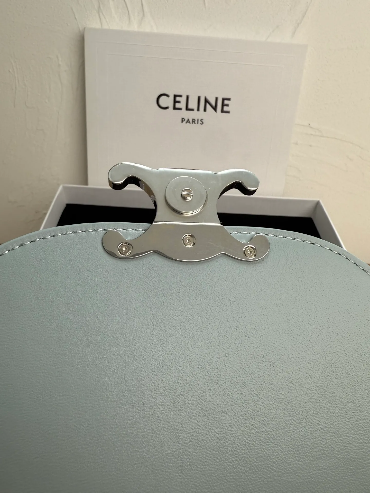 p1700🆕🆕🆕New model shipped, CELINE BONNIE smooth cow leather backpack, sheepskin lining, portable, backpack and single shoulder, TRIOMPHE magnetic buckle, drawstring leather strap, leather handle, length 8cm Adjustable shoulder strap, minimum length 34cm, maximum length 45cm, size: 25x18x13 No.: 118703