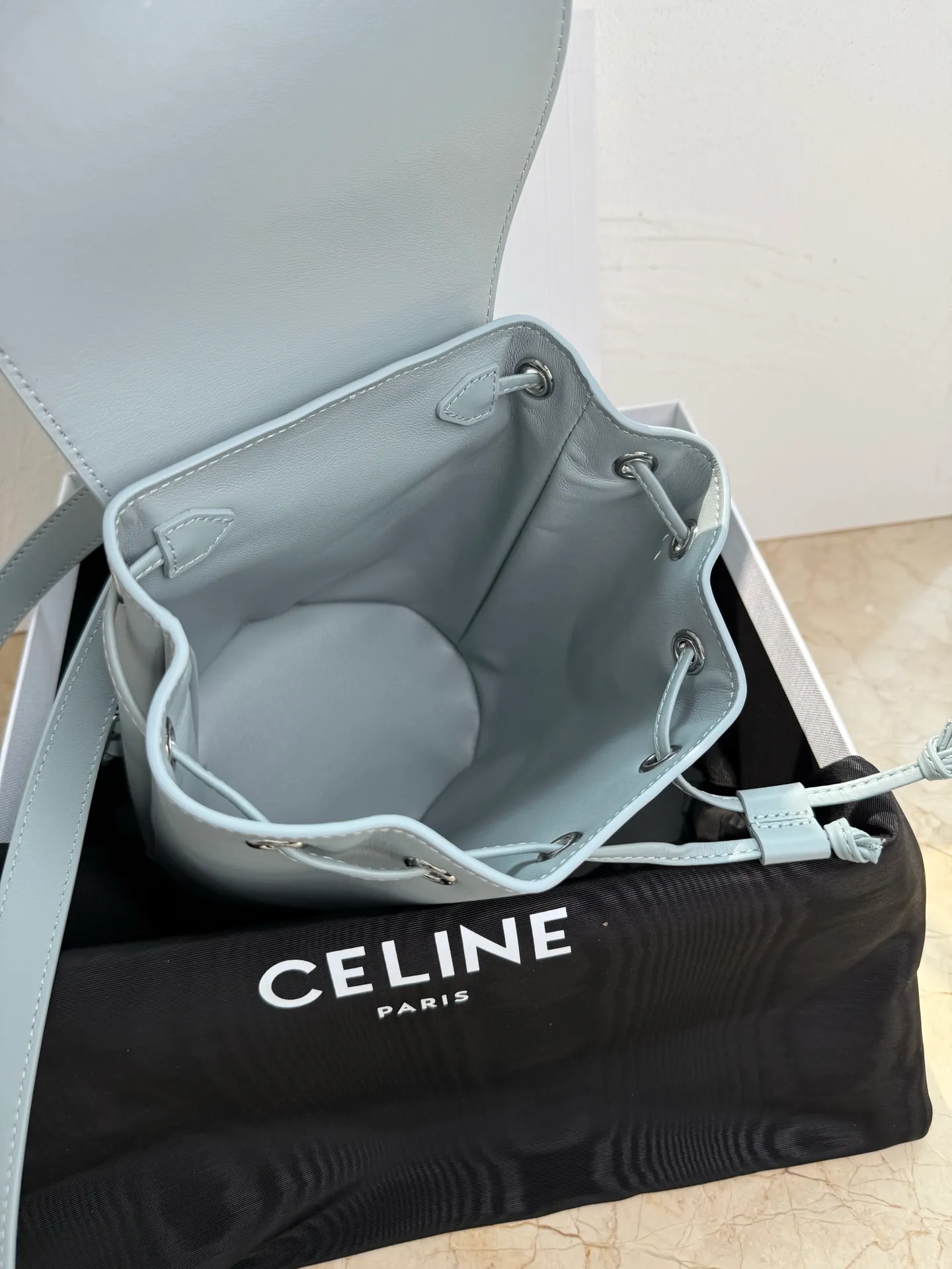 p1700🆕🆕🆕New model shipped, CELINE BONNIE smooth cow leather backpack, sheepskin lining, portable, backpack and single shoulder, TRIOMPHE magnetic buckle, drawstring leather strap, leather handle, length 8cm Adjustable shoulder strap, minimum length 34cm, maximum length 45cm, size: 25x18x13 No.: 118703