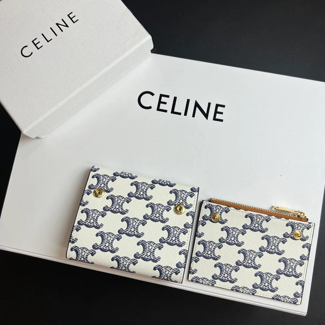 💰150 💎Top quality 🇫🇷 Triumph blue💓 𝗖𝗘𝗟𝗜𝗡𝗘 Arc de Triomphe wallet 2-in-1, full calfskin, second layer leather, non-transferable ‼ ️ Celine’s new glossy cow leather short coin purse ❤️ TRIOMPHE metallic snaps A small item that enhances taste, a classic and popular model. It is good-looking and easy to use. It is small and portable. All kinds of bank cards and ID documents are easy to throw around. You no longer have to worry about not being able to find it. It is a daily essential item. 5 card slots, 1 banknote slot, 1 detachable card pocket. It is really full of everything even though it is small~ The wallet can be used for a long time without losing any money. The high-end packaging also gives you face, so go ahead. Model: 10l653DS3 / 16332 /10I653 Size: 9.5��7.5×3cm
