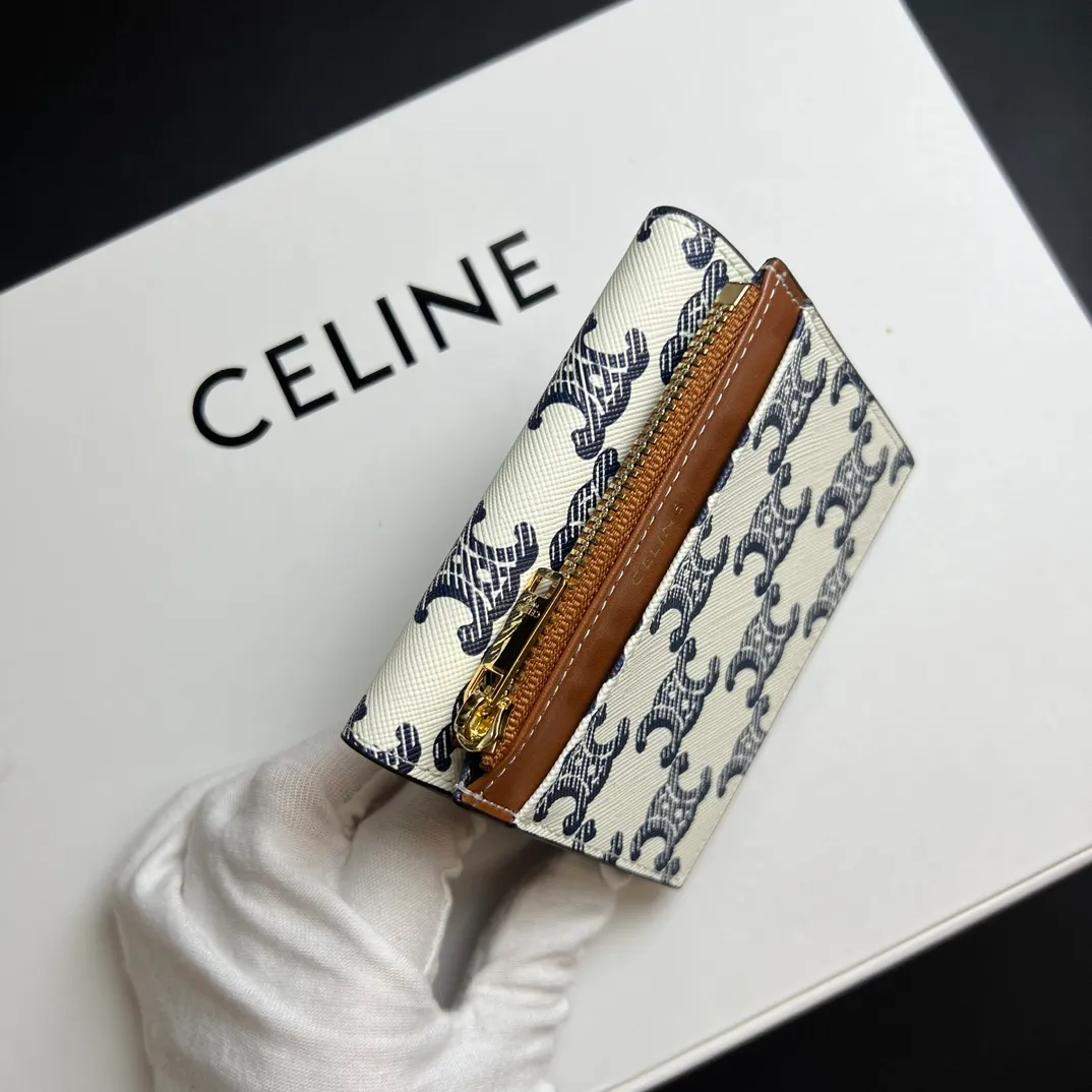 💰150 💎Top quality 🇫🇷 Triumph blue💓 𝗖𝗘𝗟𝗜𝗡𝗘 Arc de Triomphe wallet 2-in-1, full calfskin, second layer leather, non-transferable ‼ ️ Celine’s new glossy cow leather short coin purse ❤️ TRIOMPHE metallic snaps A small item that enhances taste, a classic and popular model. It is good-looking and easy to use. It is small and portable. All kinds of bank cards and ID documents are easy to throw around. You no longer have to worry about not being able to find it. It is a daily essential item. 5 card slots, 1 banknote slot, 1 detachable card pocket. It is really full of everything even though it is small~ The wallet can be used for a long time without losing any money. The high-end packaging also gives you face, so go ahead. Model: 10l653DS3 / 16332 /10I653 Size: 9.5��7.5×3cm