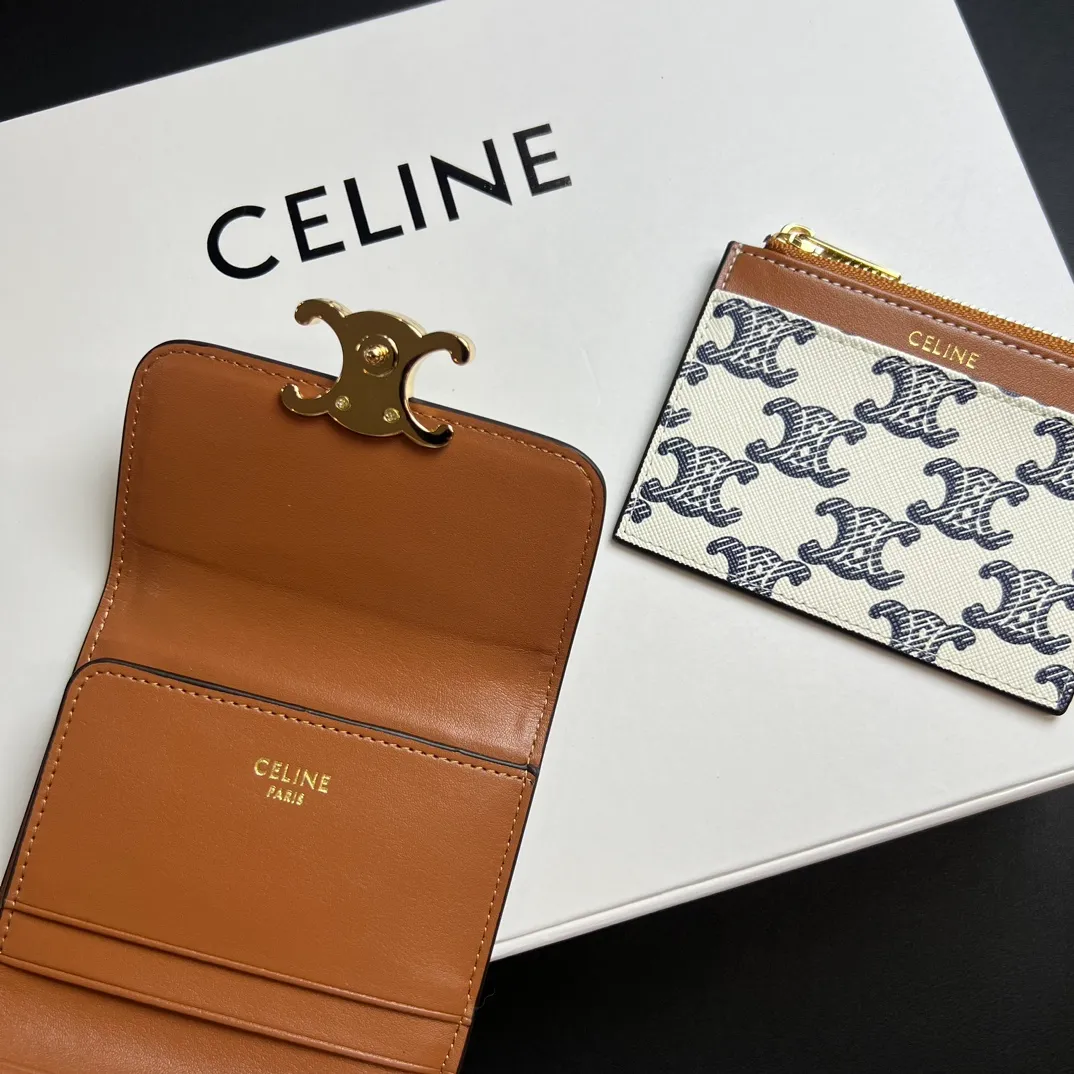 💰150 💎Top quality 🇫🇷 Triumph blue💓 𝗖𝗘𝗟𝗜𝗡𝗘 Arc de Triomphe wallet 2-in-1, full calfskin, second layer leather, non-transferable ‼ ️ Celine’s new glossy cow leather short coin purse ❤️ TRIOMPHE metallic snaps A small item that enhances taste, a classic and popular model. It is good-looking and easy to use. It is small and portable. All kinds of bank cards and ID documents are easy to throw around. You no longer have to worry about not being able to find it. It is a daily essential item. 5 card slots, 1 banknote slot, 1 detachable card pocket. It is really full of everything even though it is small~ The wallet can be used for a long time without losing any money. The high-end packaging also gives you face, so go ahead. Model: 10l653DS3 / 16332 /10I653 Size: 9.5��7.5×3cm