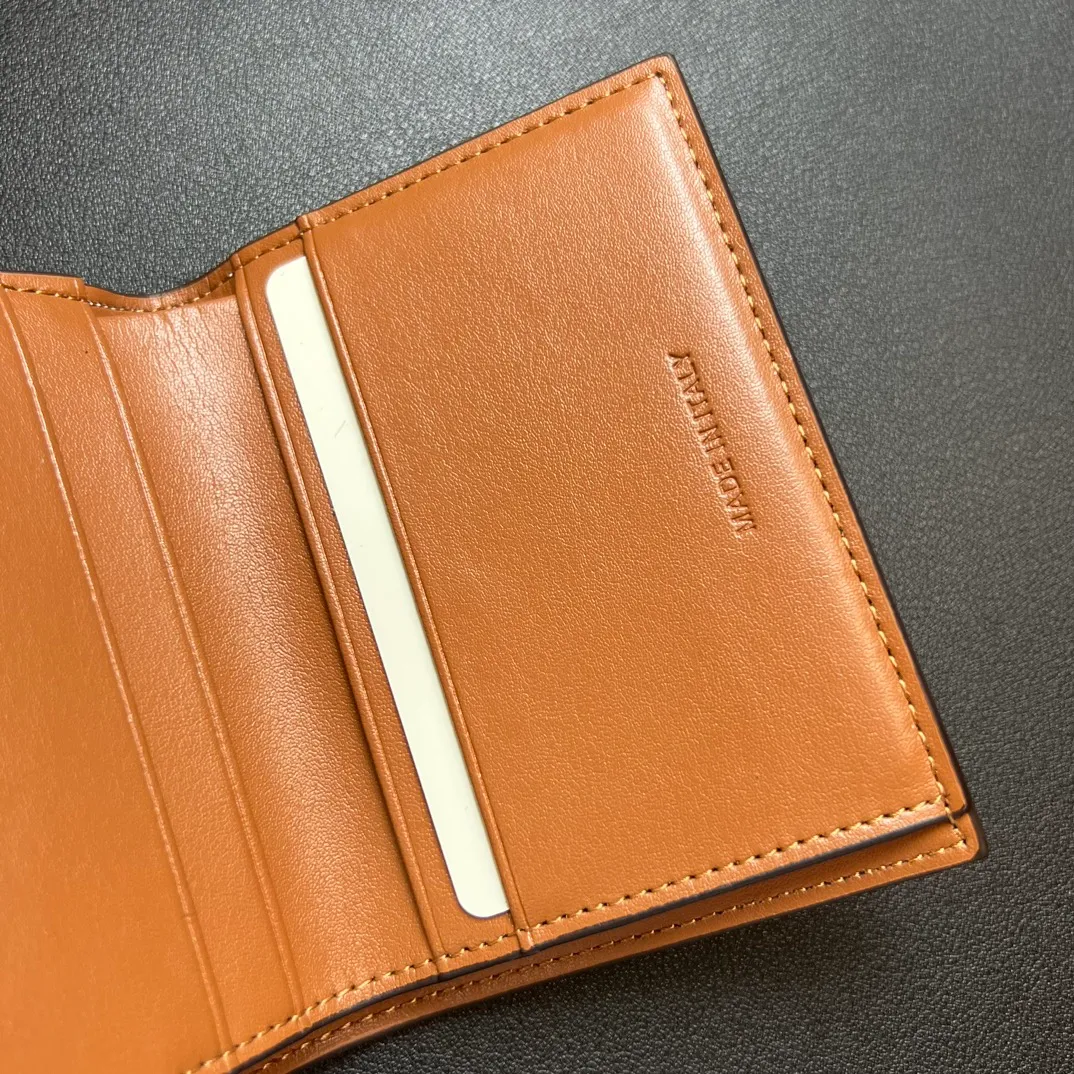 💰150 💎Top quality 🇫🇷 Triumph blue💓 𝗖𝗘𝗟𝗜𝗡𝗘 Arc de Triomphe wallet 2-in-1, full calfskin, second layer leather, non-transferable ‼ ️ Celine’s new glossy cow leather short coin purse ❤️ TRIOMPHE metallic snaps A small item that enhances taste, a classic and popular model. It is good-looking and easy to use. It is small and portable. All kinds of bank cards and ID documents are easy to throw around. You no longer have to worry about not being able to find it. It is a daily essential item. 5 card slots, 1 banknote slot, 1 detachable card pocket. It is really full of everything even though it is small~ The wallet can be used for a long time without losing any money. The high-end packaging also gives you face, so go ahead. Model: 10l653DS3 / 16332 /10I653 Size: 9.5��7.5×3cm