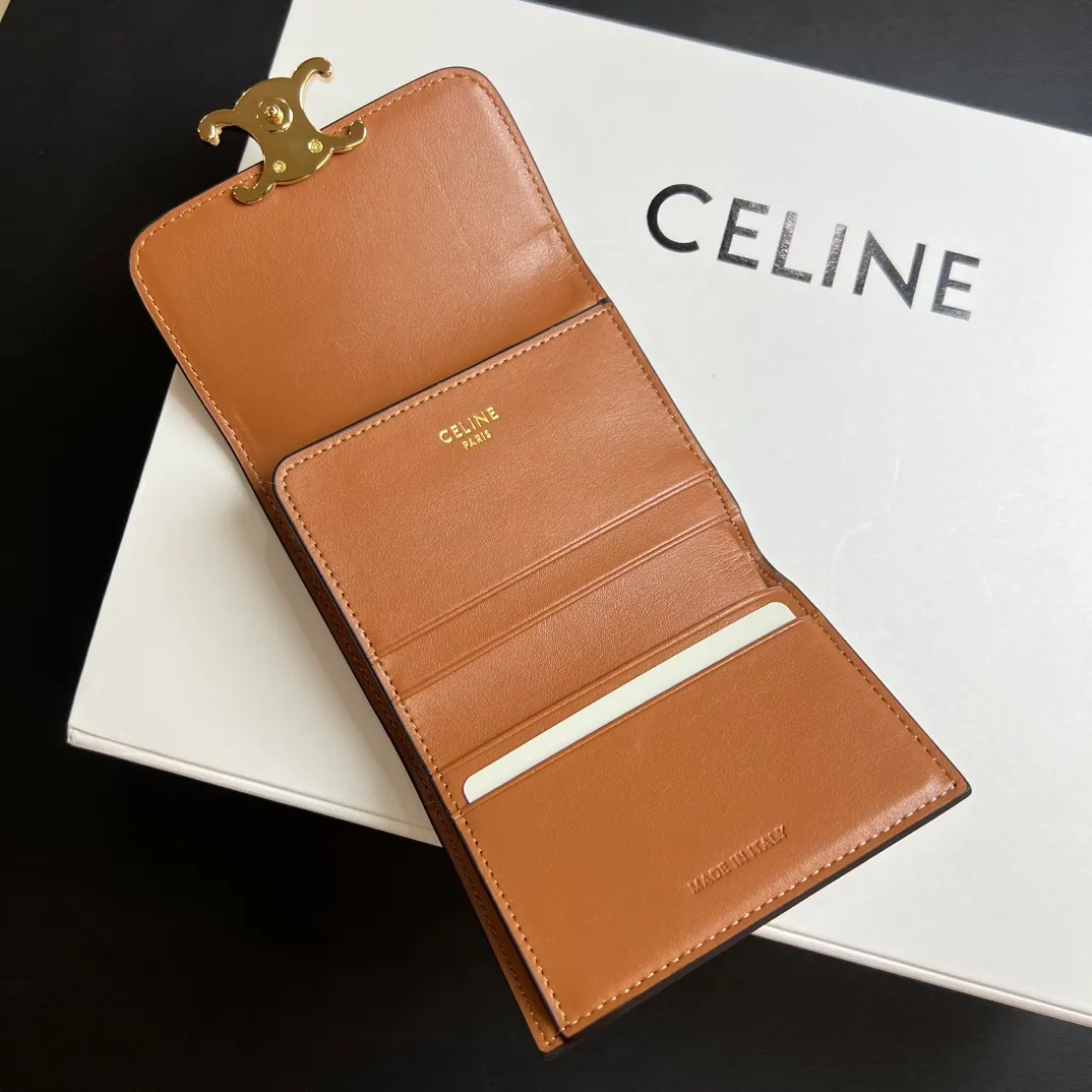 💰150 💎Top quality 🇫🇷 Triumph blue💓 𝗖𝗘𝗟𝗜𝗡𝗘 Arc de Triomphe wallet 2-in-1, full calfskin, second layer leather, non-transferable ‼ ️ Celine’s new glossy cow leather short coin purse ❤️ TRIOMPHE metallic snaps A small item that enhances taste, a classic and popular model. It is good-looking and easy to use. It is small and portable. All kinds of bank cards and ID documents are easy to throw around. You no longer have to worry about not being able to find it. It is a daily essential item. 5 card slots, 1 banknote slot, 1 detachable card pocket. It is really full of everything even though it is small~ The wallet can be used for a long time without losing any money. The high-end packaging also gives you face, so go ahead. Model: 10l653DS3 / 16332 /10I653 Size: 9.5��7.5×3cm
