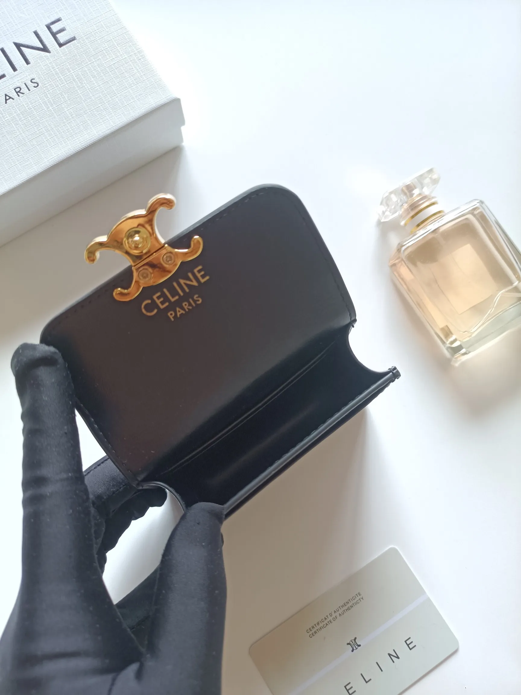 💰150 Celine's new card holder, TRIOMPHE business card holder, classic pattern large surface with plain microfiber interior, gold finish TRIOMPHE metal snap closure, 1 thickened main compartment, 3 inner card slots. No.: 10N063 Size: 10.5x8.5x3 cm