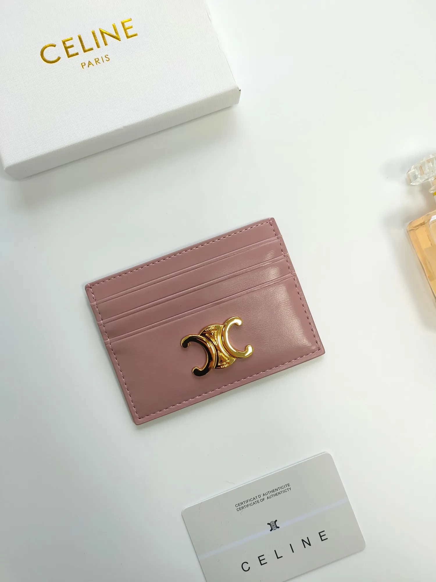 💰90💰CELINE's new embossed logo card holder, made of first-layer cowhide, two card slots + one middle pocket Style number: 10L833 Size: 10.5×7cm