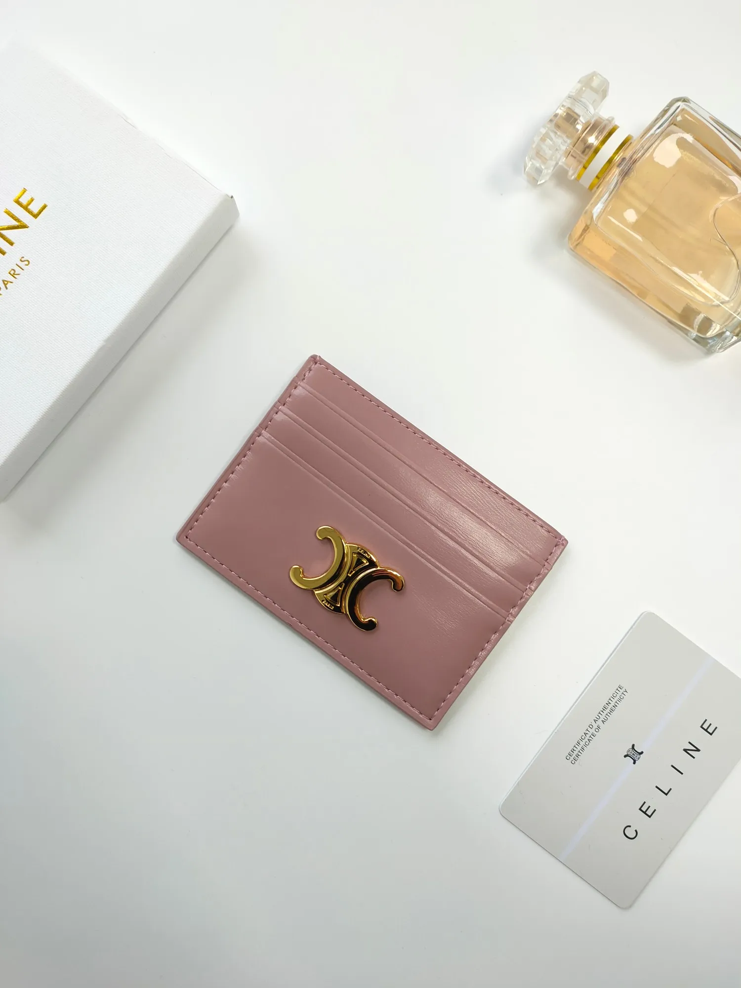 💰90💰CELINE's new embossed logo card holder, made of first-layer cowhide, two card slots + one middle pocket Style number: 10L833 Size: 10.5×7cm
