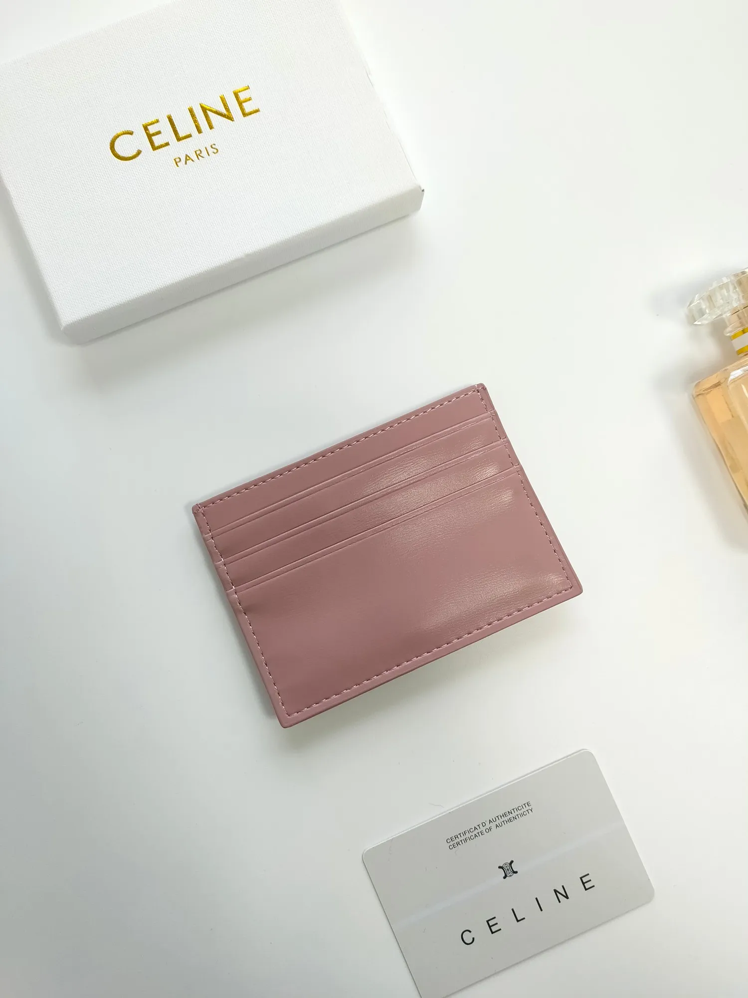 💰90💰CELINE's new embossed logo card holder, made of first-layer cowhide, two card slots + one middle pocket Style number: 10L833 Size: 10.5×7cm
