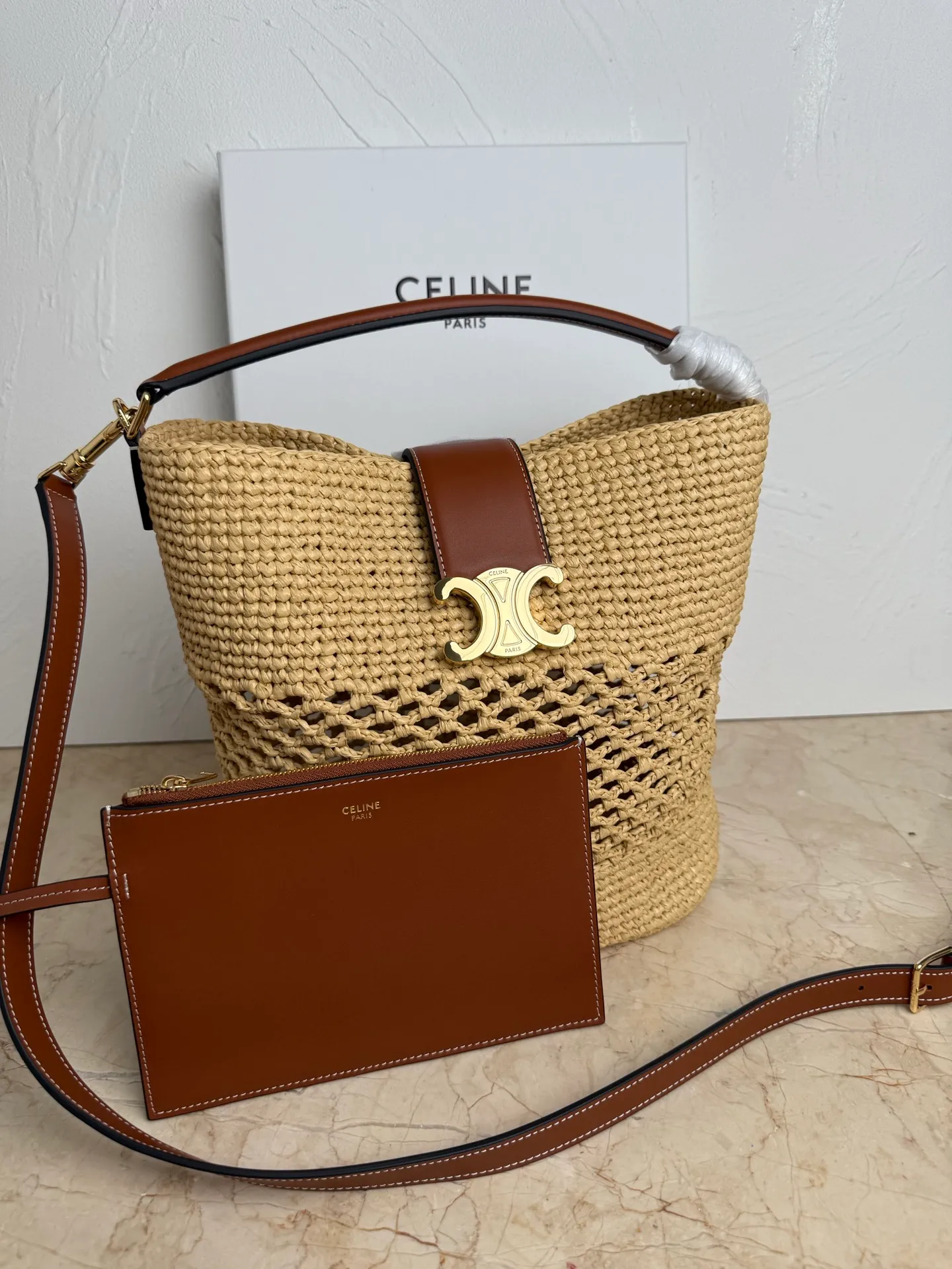 p1760. CELINE LOUISE Large Straw Handbag 25 Years New Louise Bucket Bag🅰🅰🅰 This year Louise’s lock has added Arc de Triomphe elements, which enhances the recognition of this bucket bag and is more fashionable and refined. It can meet the three needs of hand carry/crossbody/shoulder carry. The capacity is very considerable. Daily commuting/business trips/office are completely stress-free. If you like it, don’t worry~👏 Straw bag. Hand-carry, shoulder and cross-body, leather flap with TRIOMPHE magnetic closure, 1 internal detachable zipper pocket, detachable and adjustable shoulder strap, minimum length 50cm, maximum length 57cm Dimensions: 28 X 24 X 16 cm Number: 123152. Straw