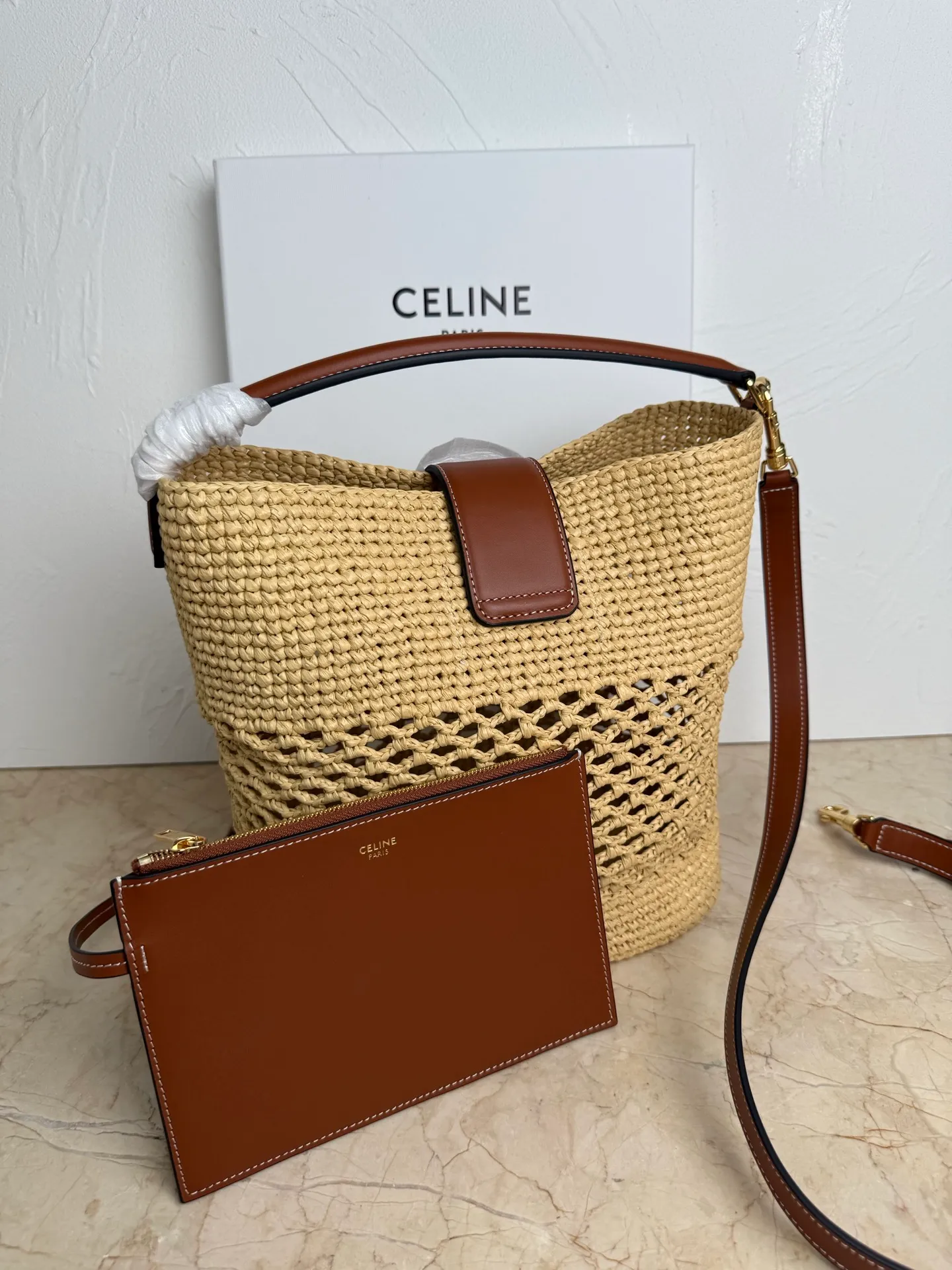 p1760. CELINE LOUISE Large Straw Handbag 25 Years New Louise Bucket Bag🅰🅰🅰 This year Louise’s lock has added Arc de Triomphe elements, which enhances the recognition of this bucket bag and is more fashionable and refined. It can meet the three needs of hand carry/crossbody/shoulder carry. The capacity is very considerable. Daily commuting/business trips/office are completely stress-free. If you like it, don’t worry~👏 Straw bag. Hand-carry, shoulder and cross-body, leather flap with TRIOMPHE magnetic closure, 1 internal detachable zipper pocket, detachable and adjustable shoulder strap, minimum length 50cm, maximum length 57cm Dimensions: 28 X 24 X 16 cm Number: 123152. Straw