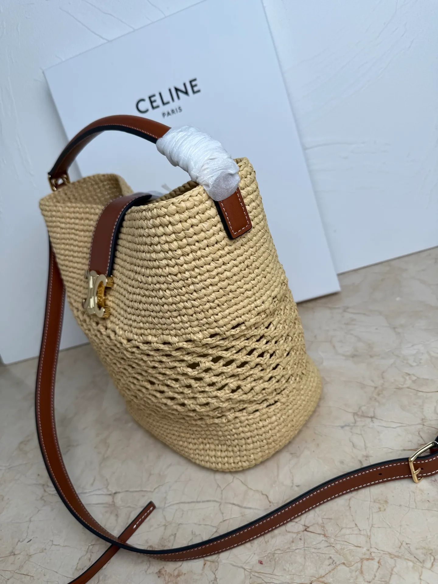 p1760. CELINE LOUISE Large Straw Handbag 25 Years New Louise Bucket Bag🅰🅰🅰 This year Louise’s lock has added Arc de Triomphe elements, which enhances the recognition of this bucket bag and is more fashionable and refined. It can meet the three needs of hand carry/crossbody/shoulder carry. The capacity is very considerable. Daily commuting/business trips/office are completely stress-free. If you like it, don’t worry~👏 Straw bag. Hand-carry, shoulder and cross-body, leather flap with TRIOMPHE magnetic closure, 1 internal detachable zipper pocket, detachable and adjustable shoulder strap, minimum length 50cm, maximum length 57cm Dimensions: 28 X 24 X 16 cm Number: 123152. Straw