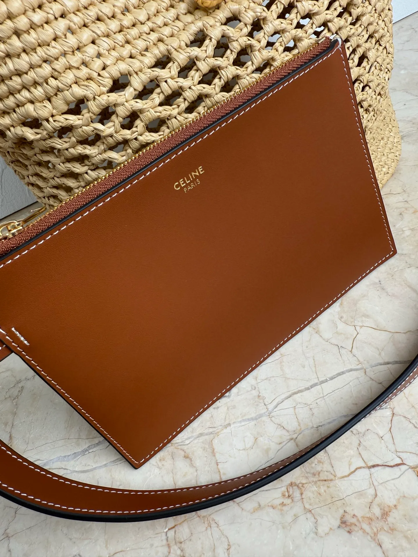 p1760. CELINE LOUISE Large Straw Handbag 25 Years New Louise Bucket Bag🅰🅰🅰 This year Louise’s lock has added Arc de Triomphe elements, which enhances the recognition of this bucket bag and is more fashionable and refined. It can meet the three needs of hand carry/crossbody/shoulder carry. The capacity is very considerable. Daily commuting/business trips/office are completely stress-free. If you like it, don’t worry~👏 Straw bag. Hand-carry, shoulder and cross-body, leather flap with TRIOMPHE magnetic closure, 1 internal detachable zipper pocket, detachable and adjustable shoulder strap, minimum length 50cm, maximum length 57cm Dimensions: 28 X 24 X 16 cm Number: 123152. Straw