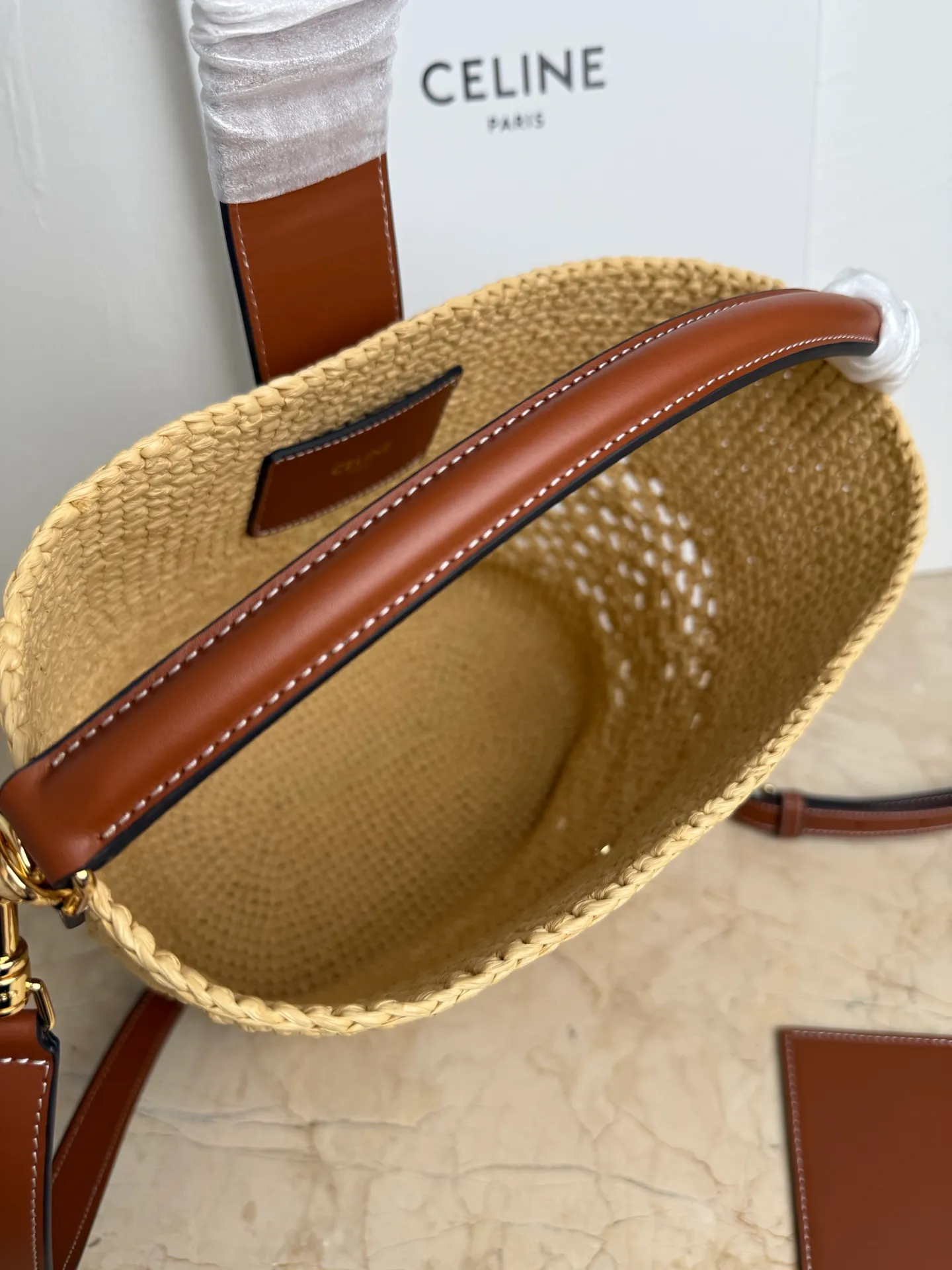 p1760. CELINE LOUISE Large Straw Handbag 25 Years New Louise Bucket Bag🅰🅰🅰 This year Louise’s lock has added Arc de Triomphe elements, which enhances the recognition of this bucket bag and is more fashionable and refined. It can meet the three needs of hand carry/crossbody/shoulder carry. The capacity is very considerable. Daily commuting/business trips/office are completely stress-free. If you like it, don’t worry~👏 Straw bag. Hand-carry, shoulder and cross-body, leather flap with TRIOMPHE magnetic closure, 1 internal detachable zipper pocket, detachable and adjustable shoulder strap, minimum length 50cm, maximum length 57cm Dimensions: 28 X 24 X 16 cm Number: 123152. Straw