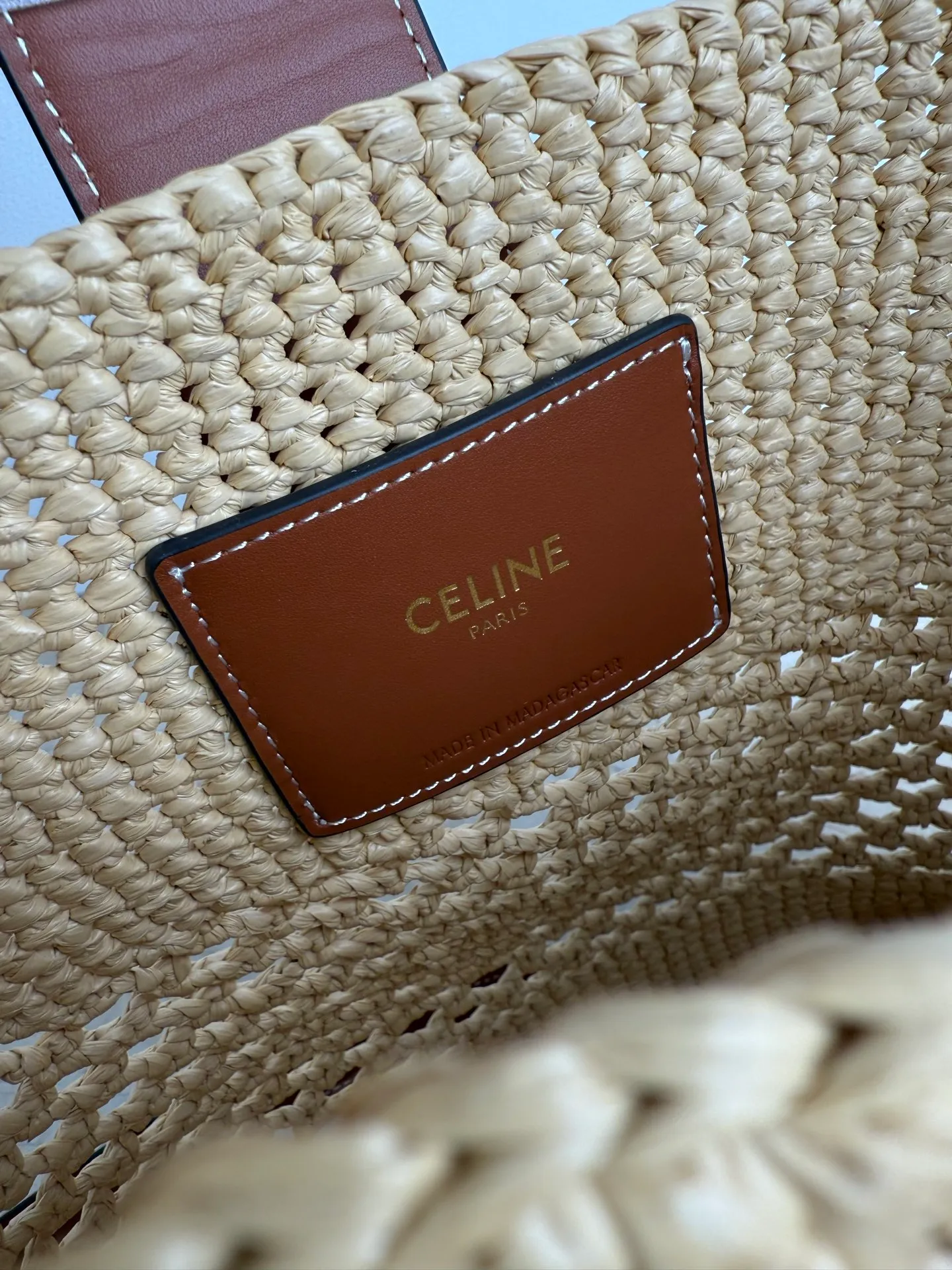 p1760. CELINE LOUISE Large Straw Handbag 25 Years New Louise Bucket Bag🅰🅰🅰 This year Louise’s lock has added Arc de Triomphe elements, which enhances the recognition of this bucket bag and is more fashionable and refined. It can meet the three needs of hand carry/crossbody/shoulder carry. The capacity is very considerable. Daily commuting/business trips/office are completely stress-free. If you like it, don’t worry~👏 Straw bag. Hand-carry, shoulder and cross-body, leather flap with TRIOMPHE magnetic closure, 1 internal detachable zipper pocket, detachable and adjustable shoulder strap, minimum length 50cm, maximum length 57cm Dimensions: 28 X 24 X 16 cm Number: 123152. Straw
