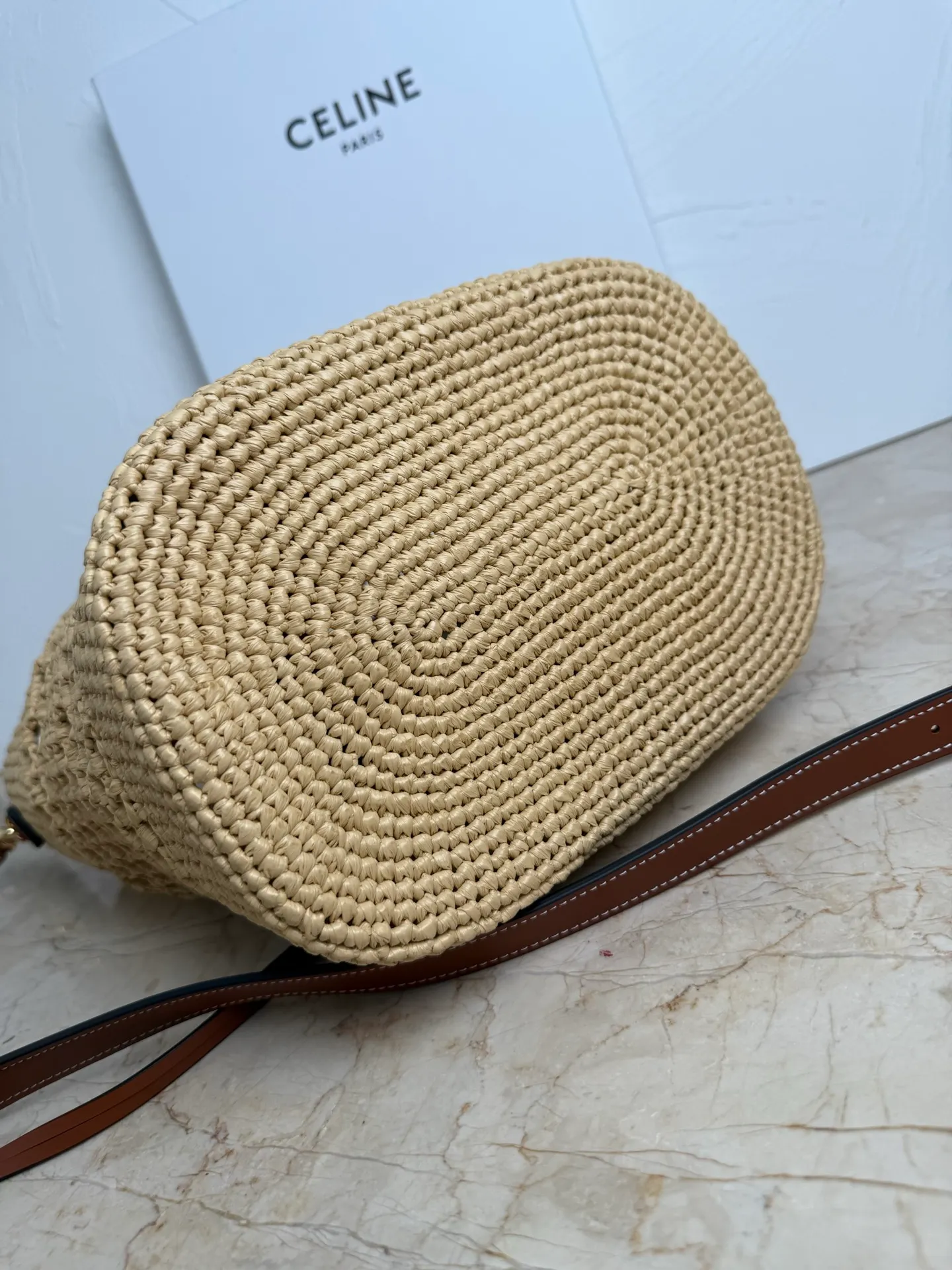 p1760. CELINE LOUISE Large Straw Handbag 25 Years New Louise Bucket Bag🅰🅰🅰 This year Louise’s lock has added Arc de Triomphe elements, which enhances the recognition of this bucket bag and is more fashionable and refined. It can meet the three needs of hand carry/crossbody/shoulder carry. The capacity is very considerable. Daily commuting/business trips/office are completely stress-free. If you like it, don’t worry~👏 Straw bag. Hand-carry, shoulder and cross-body, leather flap with TRIOMPHE magnetic closure, 1 internal detachable zipper pocket, detachable and adjustable shoulder strap, minimum length 50cm, maximum length 57cm Dimensions: 28 X 24 X 16 cm Number: 123152. Straw
