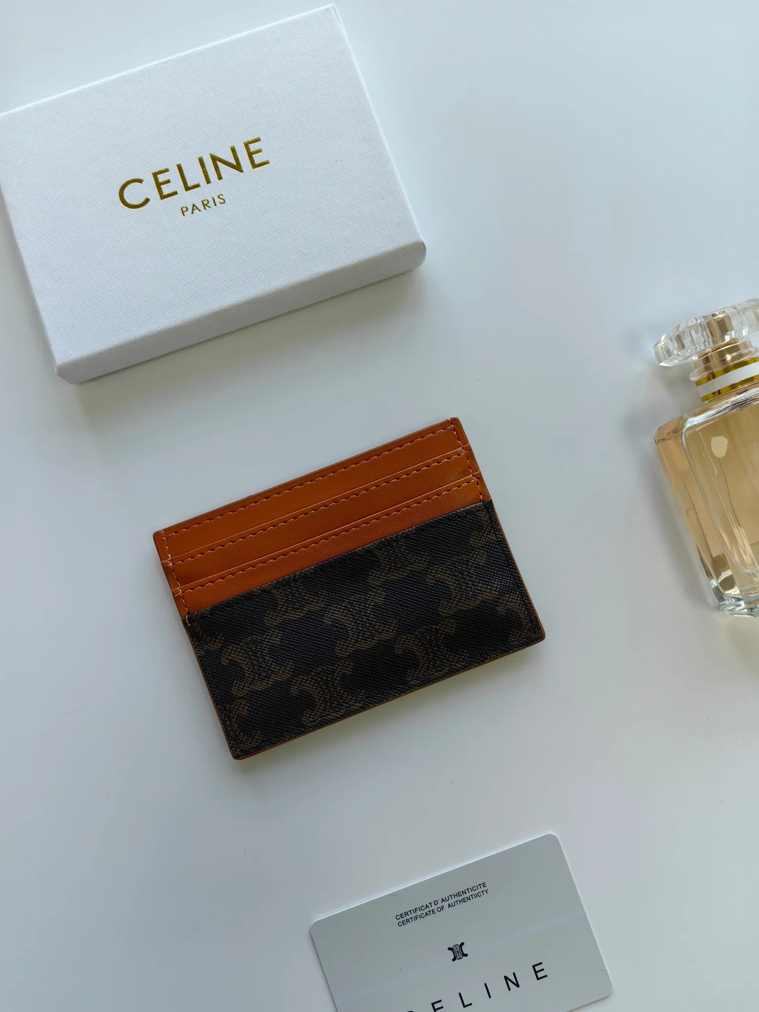 💰100💰CELINE's new embossed logo card holder, made of first-layer cowhide, two card slots + one middle pocket. Style number: 10L833 Size: 10.5×7cm