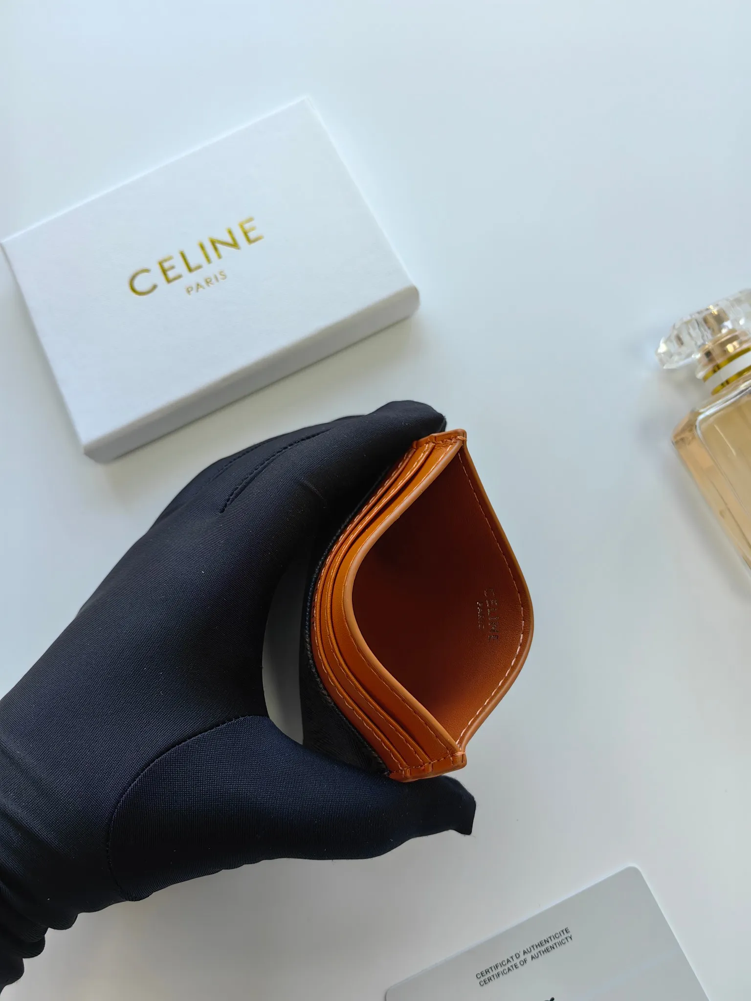 💰100💰CELINE's new embossed logo card holder, made of first-layer cowhide, two card slots + one middle pocket. Style number: 10L833 Size: 10.5×7cm