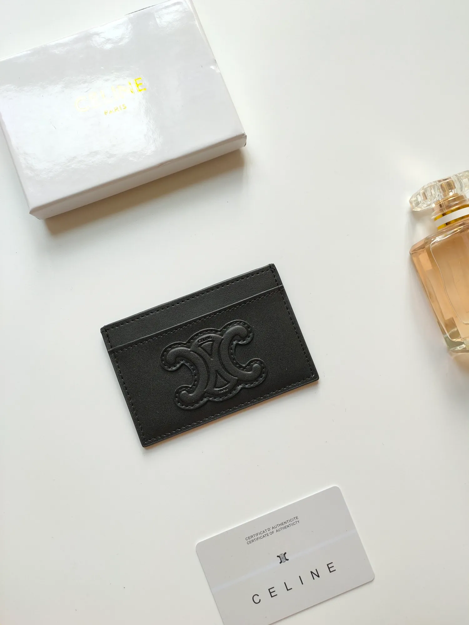 ￥90 CELINE's new embossed logo card holder, made of first-layer cowhide, two card slots + one middle pocket. Style number: 10B703 Size: 10.5 X 7cm