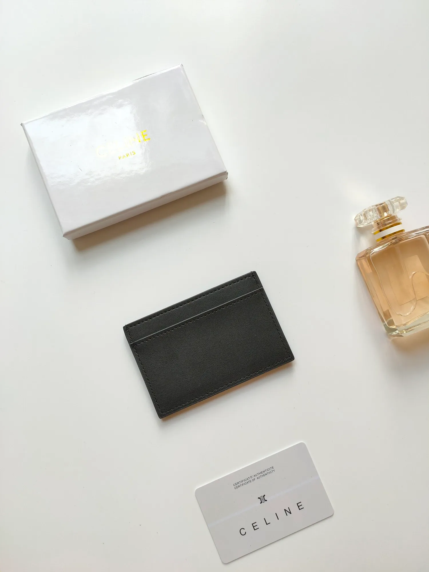 ￥90 CELINE's new embossed logo card holder, made of first-layer cowhide, two card slots + one middle pocket. Style number: 10B703 Size: 10.5 X 7cm