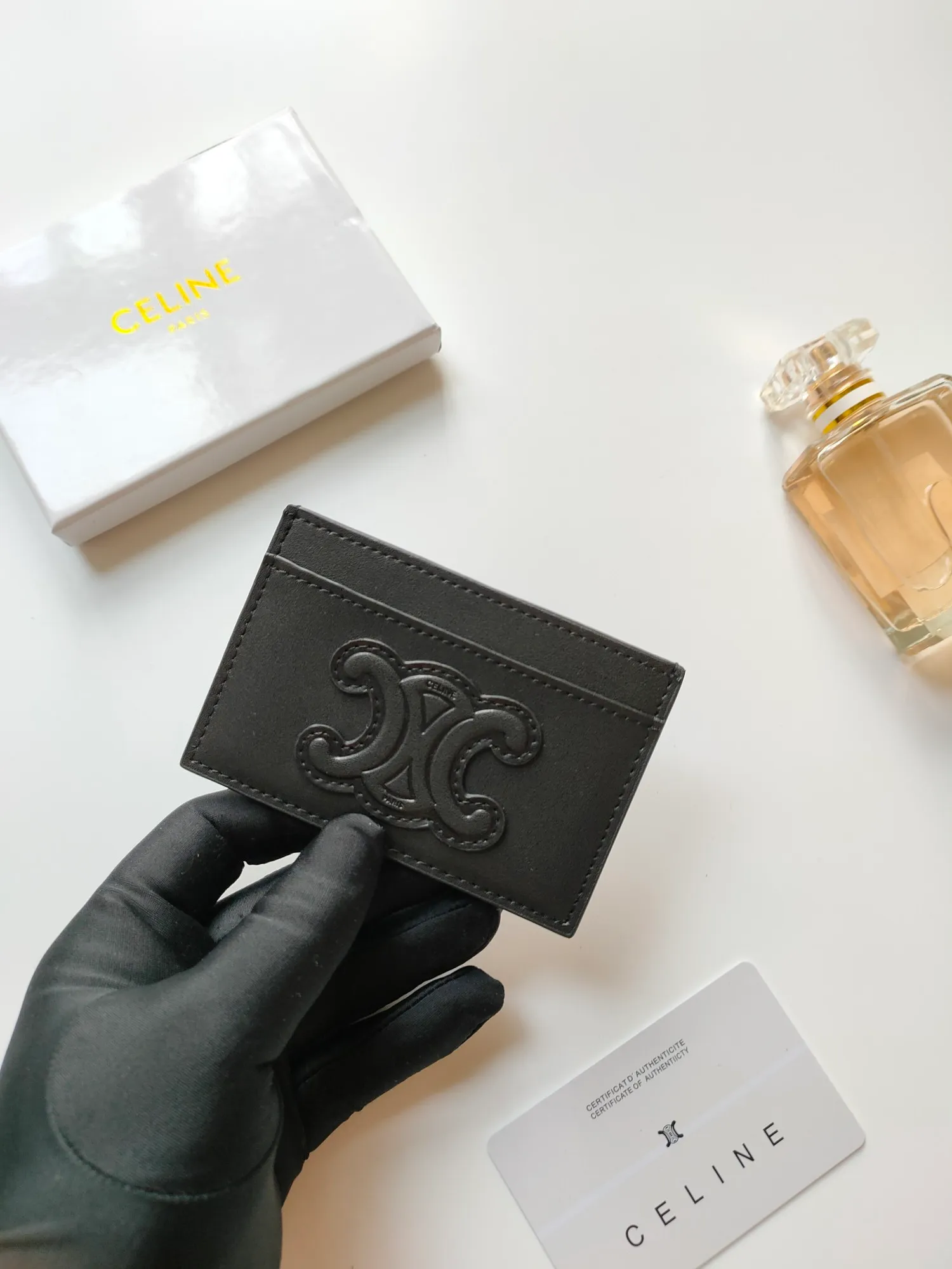 ￥90 CELINE's new embossed logo card holder, made of first-layer cowhide, two card slots + one middle pocket. Style number: 10B703 Size: 10.5 X 7cm
