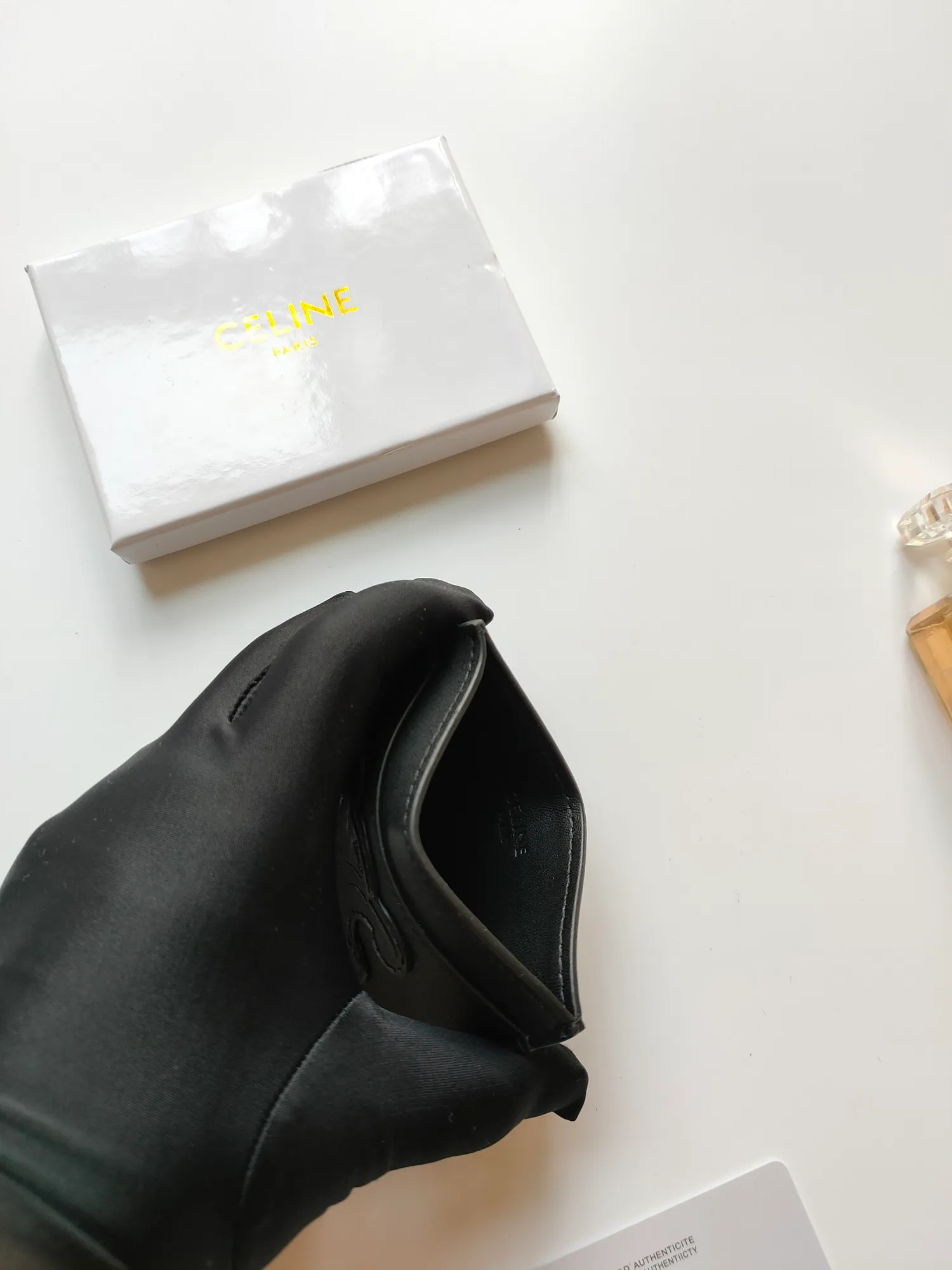 ￥90 CELINE's new embossed logo card holder, made of first-layer cowhide, two card slots + one middle pocket. Style number: 10B703 Size: 10.5 X 7cm