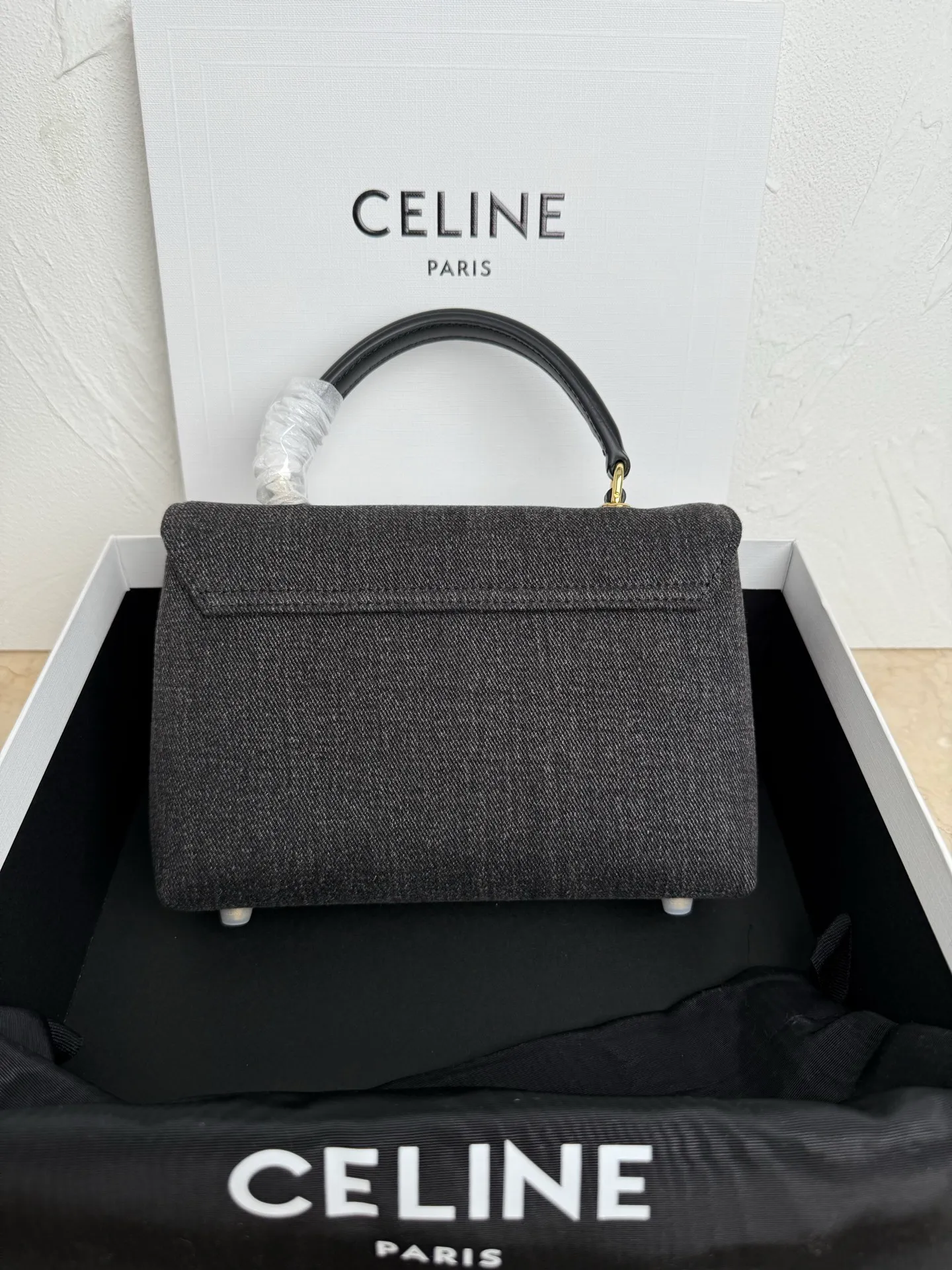 p1320. New product launched 🅰️🅰️CE Arc de Triomphe kelly handbag 👜 The new Arc de Triomphe storage bag is full of high-end feeling! Simple and exquisite outline, whether it is calm black, low-key brown, classic presbyopia color scheme, etc... all exude an unparalleled sense of luxury ❤️ The lines of kelly's classic shape are simple and elegant, without unnecessary decoration, showing the aesthetic charm🫶🏻 Style number: 118113 Size: 20.5x13x8 (with original packaging)