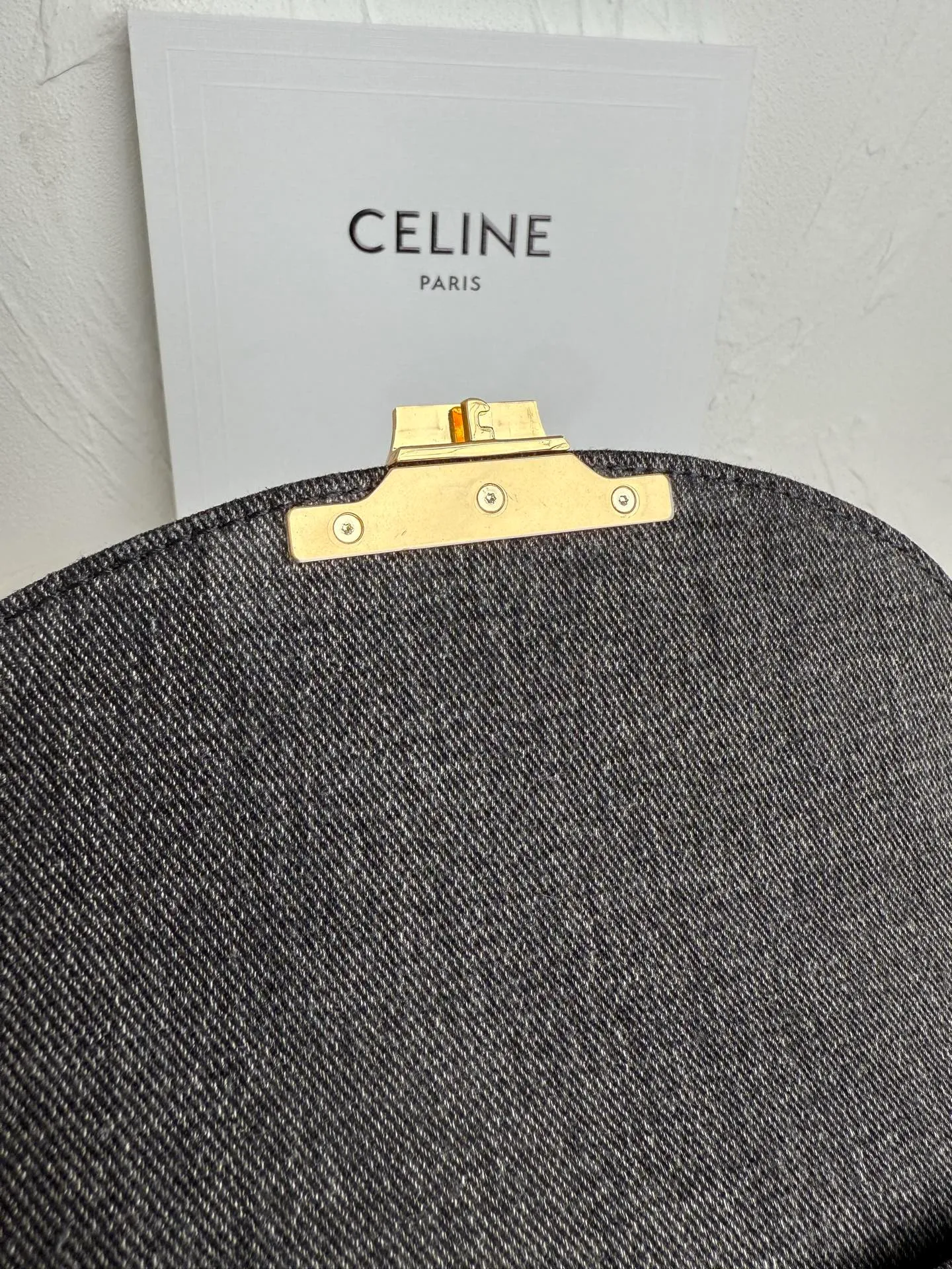 p1320. New product launched 🅰️🅰️CE Arc de Triomphe kelly handbag 👜 The new Arc de Triomphe storage bag is full of high-end feeling! Simple and exquisite outline, whether it is calm black, low-key brown, classic presbyopia color scheme, etc... all exude an unparalleled sense of luxury ❤️ The lines of kelly's classic shape are simple and elegant, without unnecessary decoration, showing the aesthetic charm🫶🏻 Style number: 118113 Size: 20.5x13x8 (with original packaging)